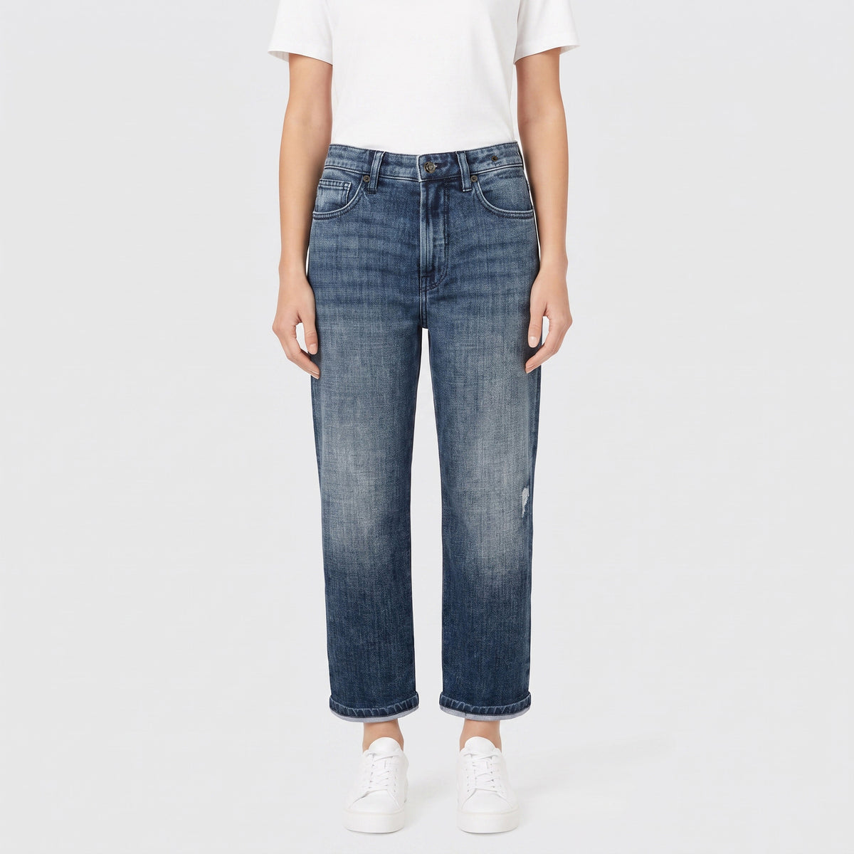 Boyfriend jeans with turn-up. | BOYFRIEND | blue authentic wash | Front view of model
