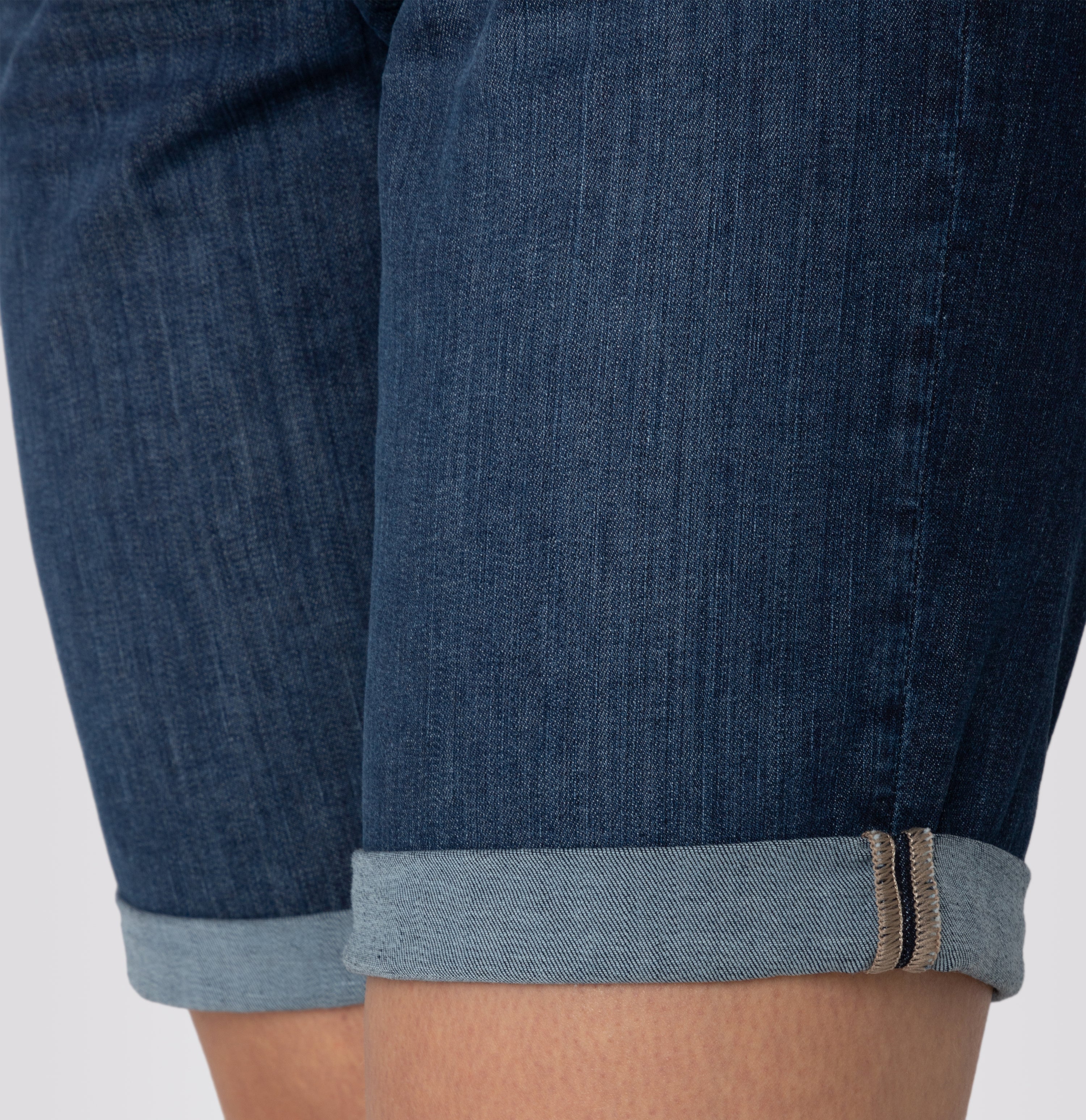 Turned-up jeans shorts made of light denim. | SHORTY summer clean | new basic wash | Detailed view 2 of model