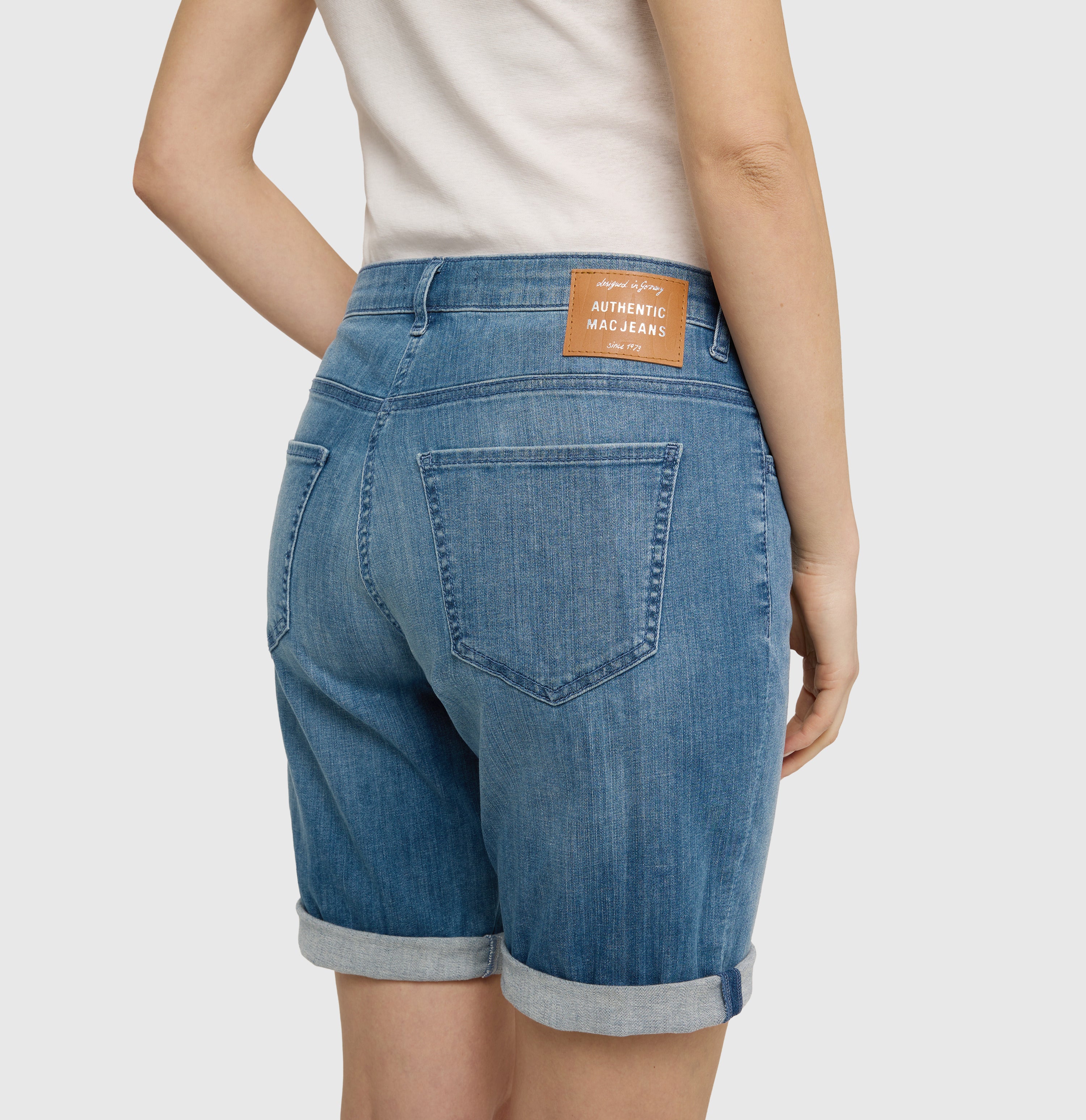 Turned-up shorts made of light denim. | SHORTY summer clean | summer blue authentic used | Detailed view 2 of model