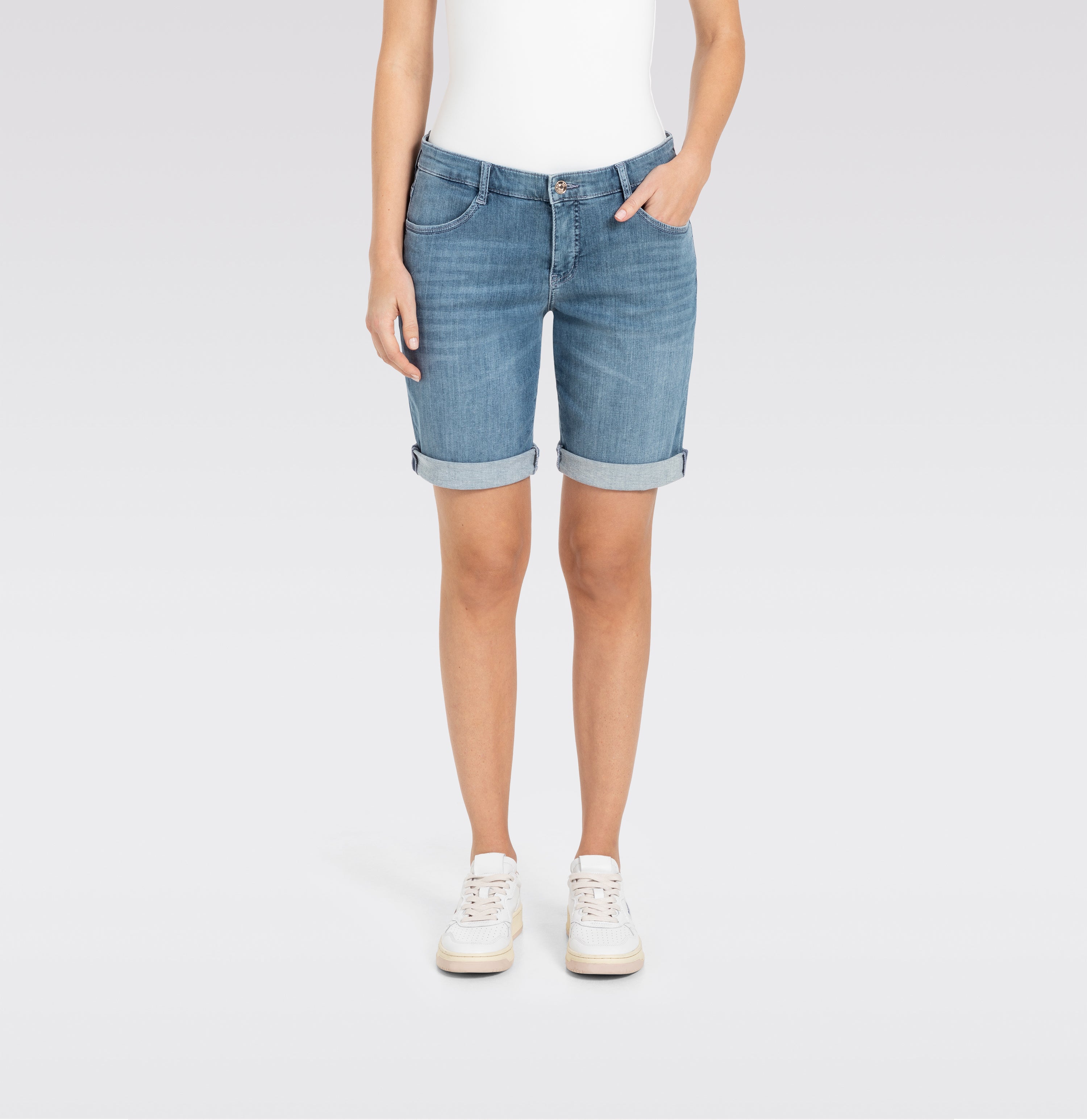 Turned-up jeans shorts made of light denim. | SHORTY summer clean | commercial summer blue wash | Front view of model