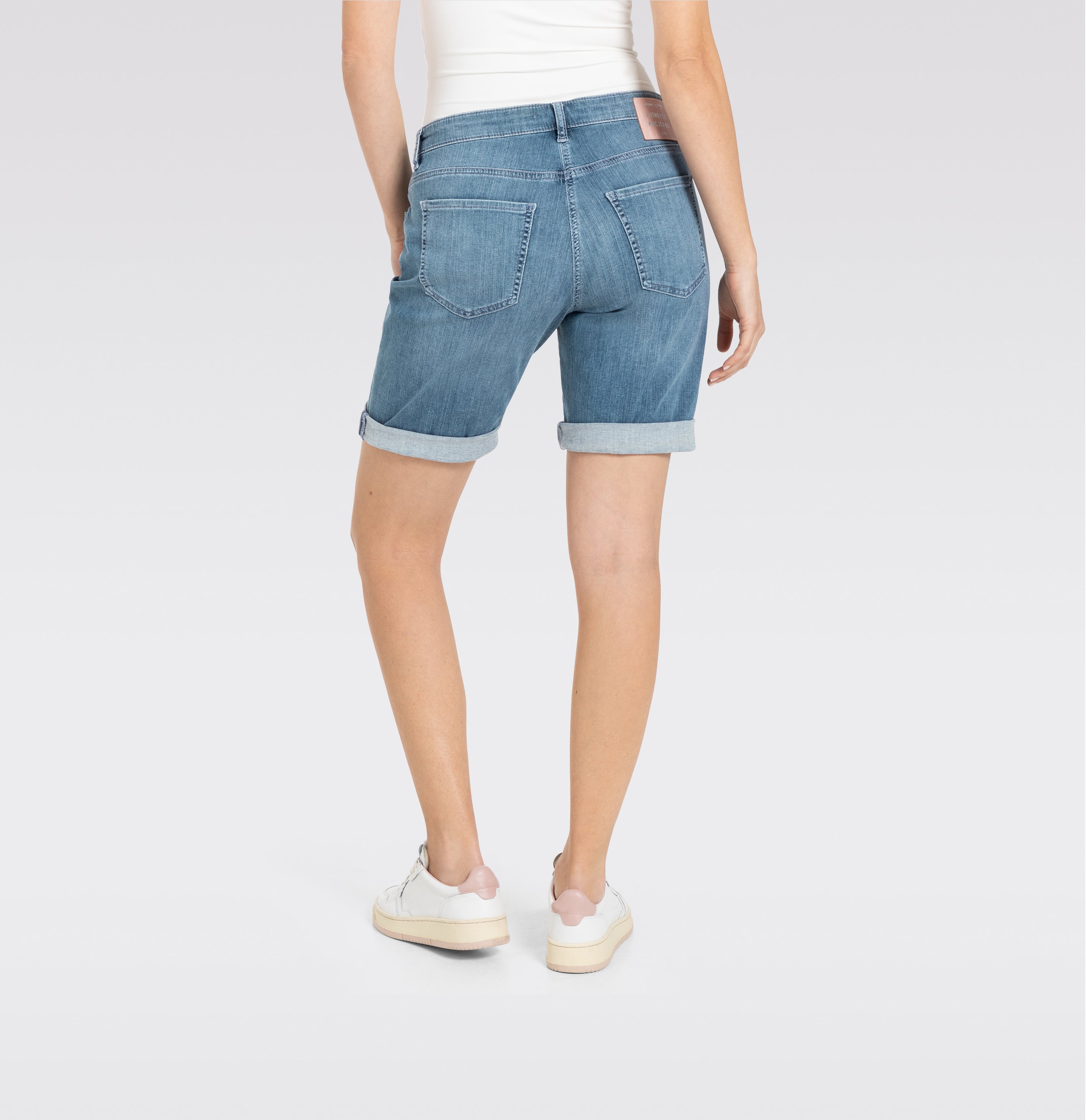 Turned-up jeans shorts made of light denim. | SHORTY summer clean | commercial summer blue wash | Detailed view 2 of model