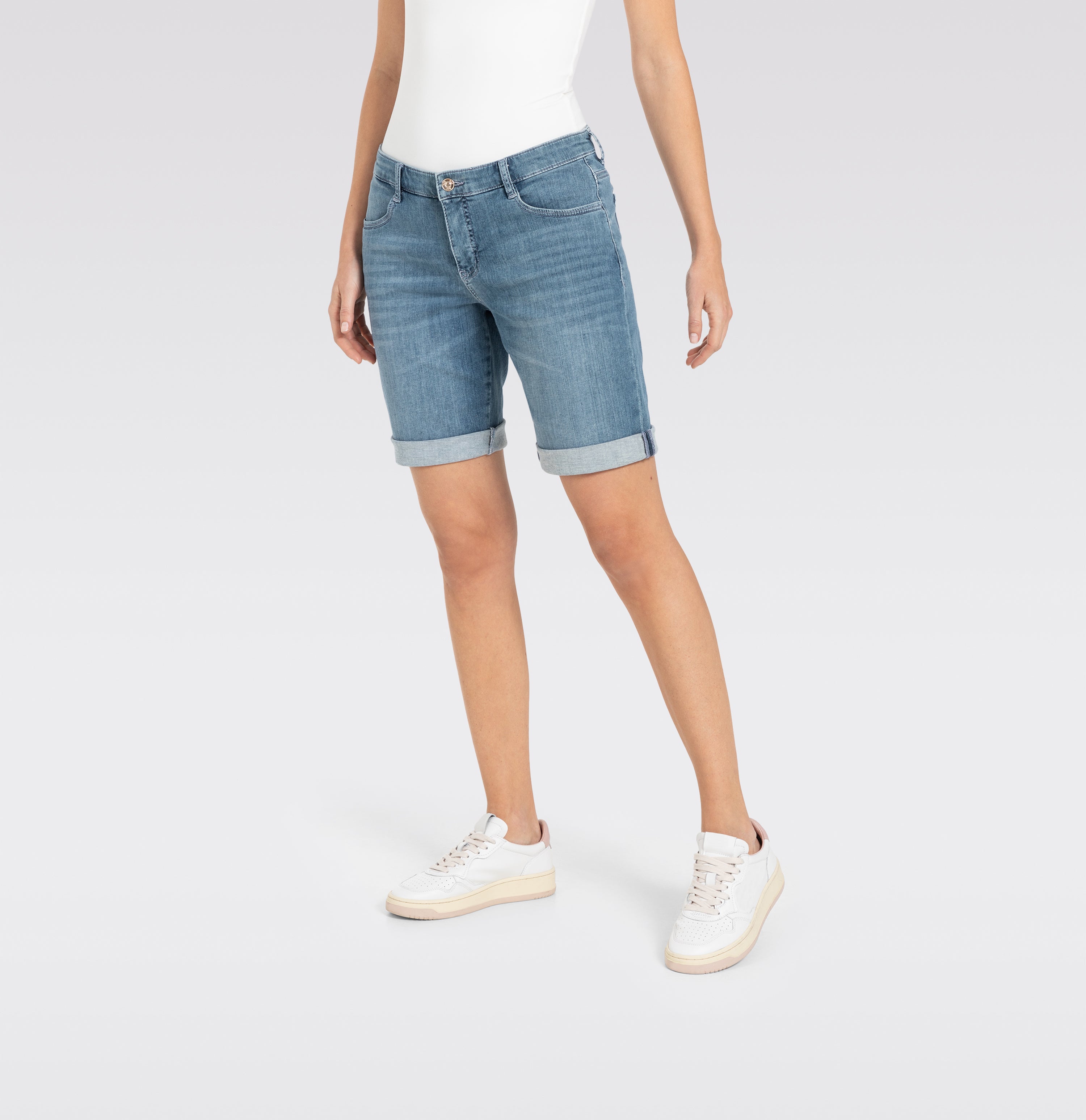 Turned-up jeans shorts made of light denim. | SHORTY summer clean | commercial summer blue wash | Detailed view 3 of model