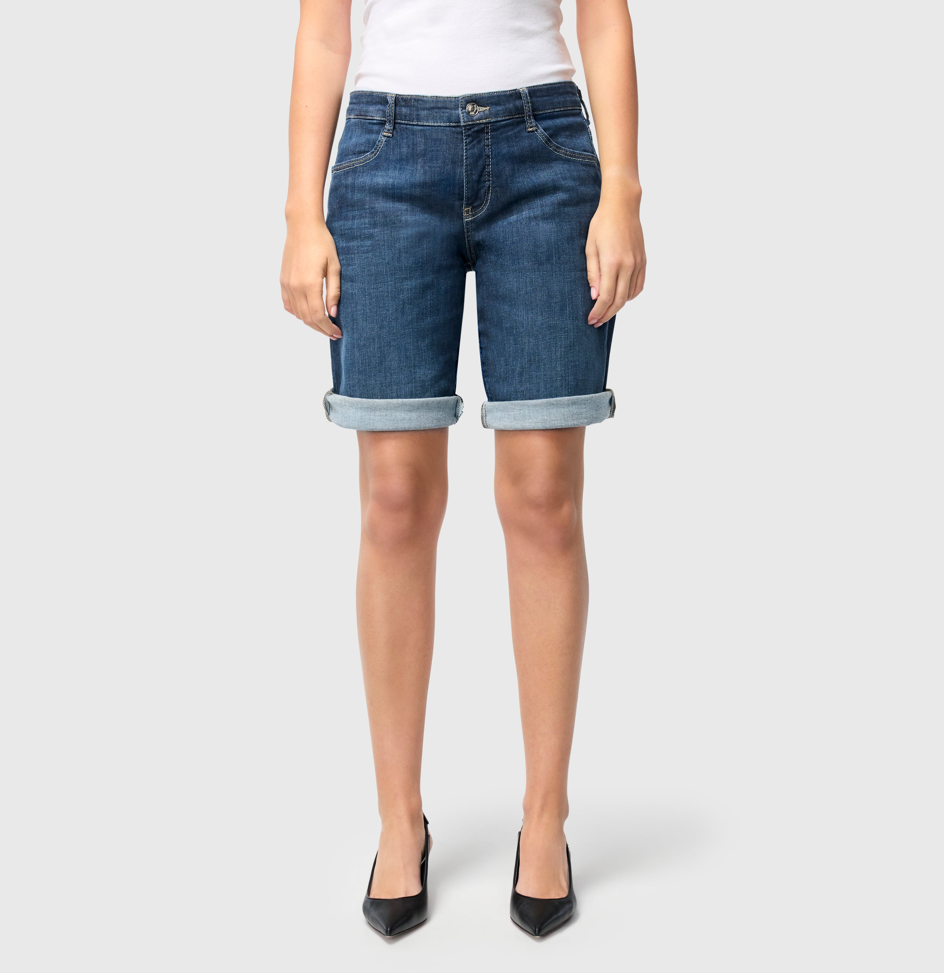 Turned-up jeans shorts made of light denim. | SHORTY summer clean | new basic wash | Side view of model