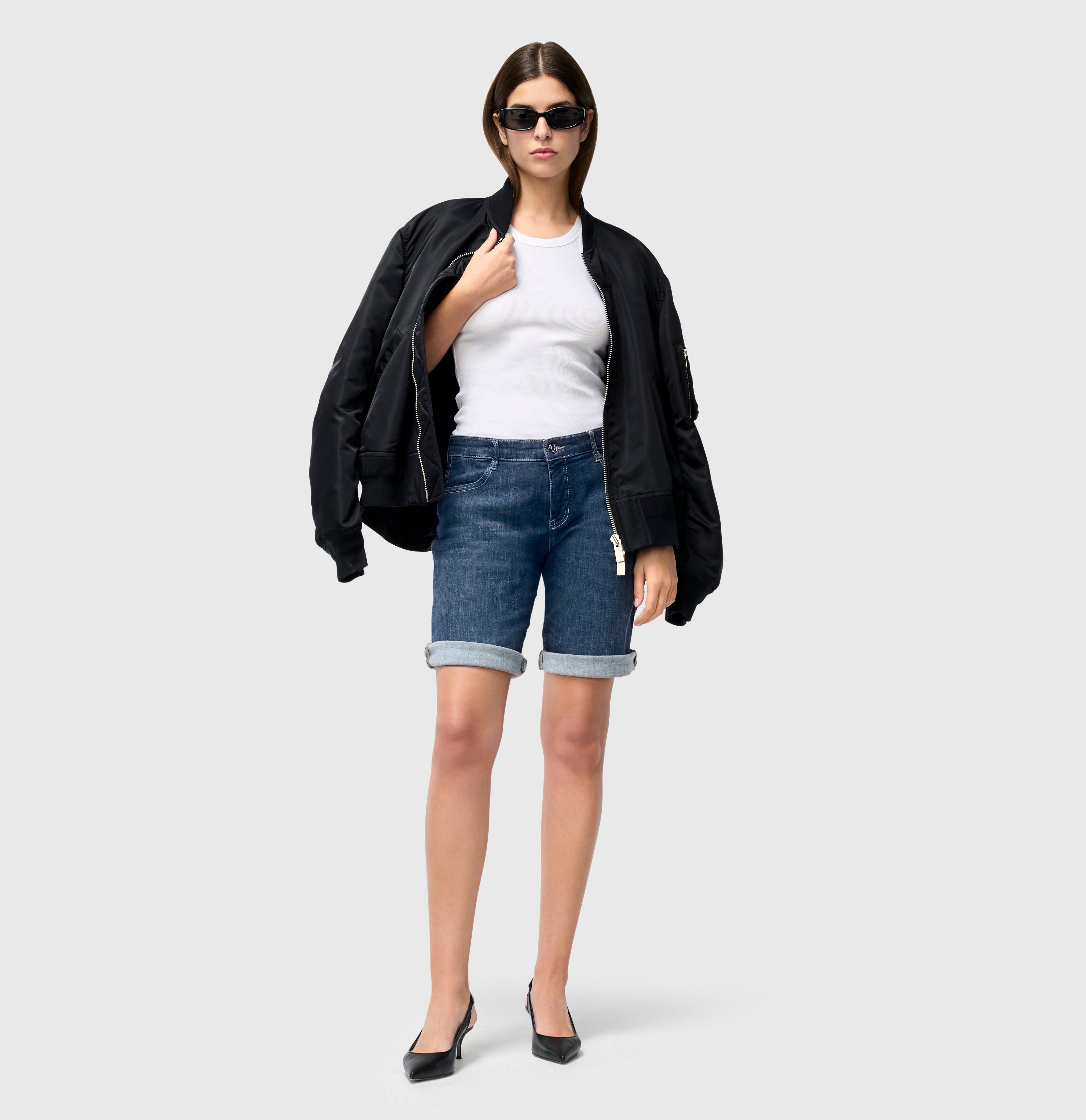 Turned-up jeans shorts made of light denim. | SHORTY summer clean | new basic wash | Full-body of model