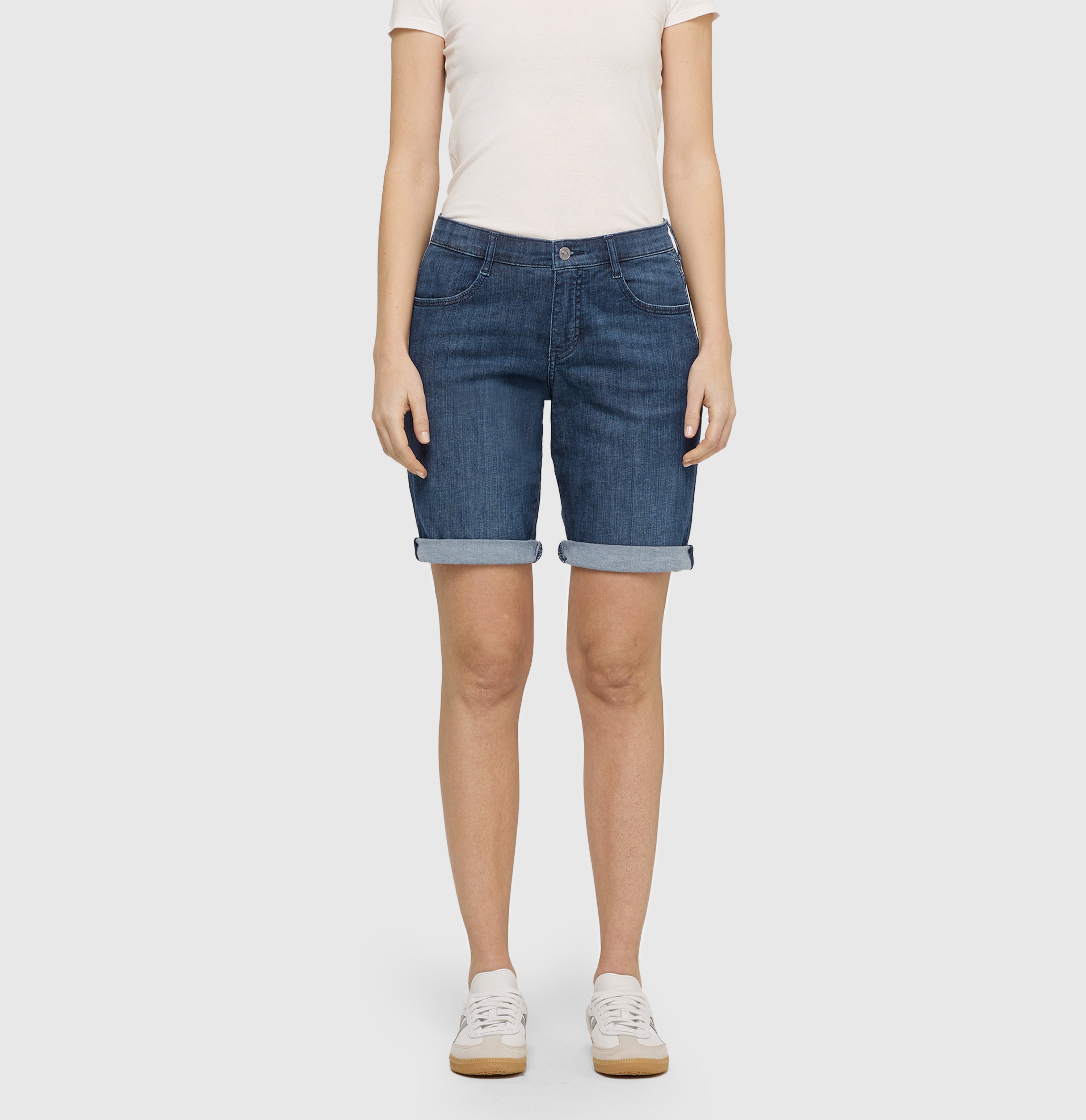 Turned-up shorts made of light denim. | SHORTY summer clean | dark ocean wash | Front view of model