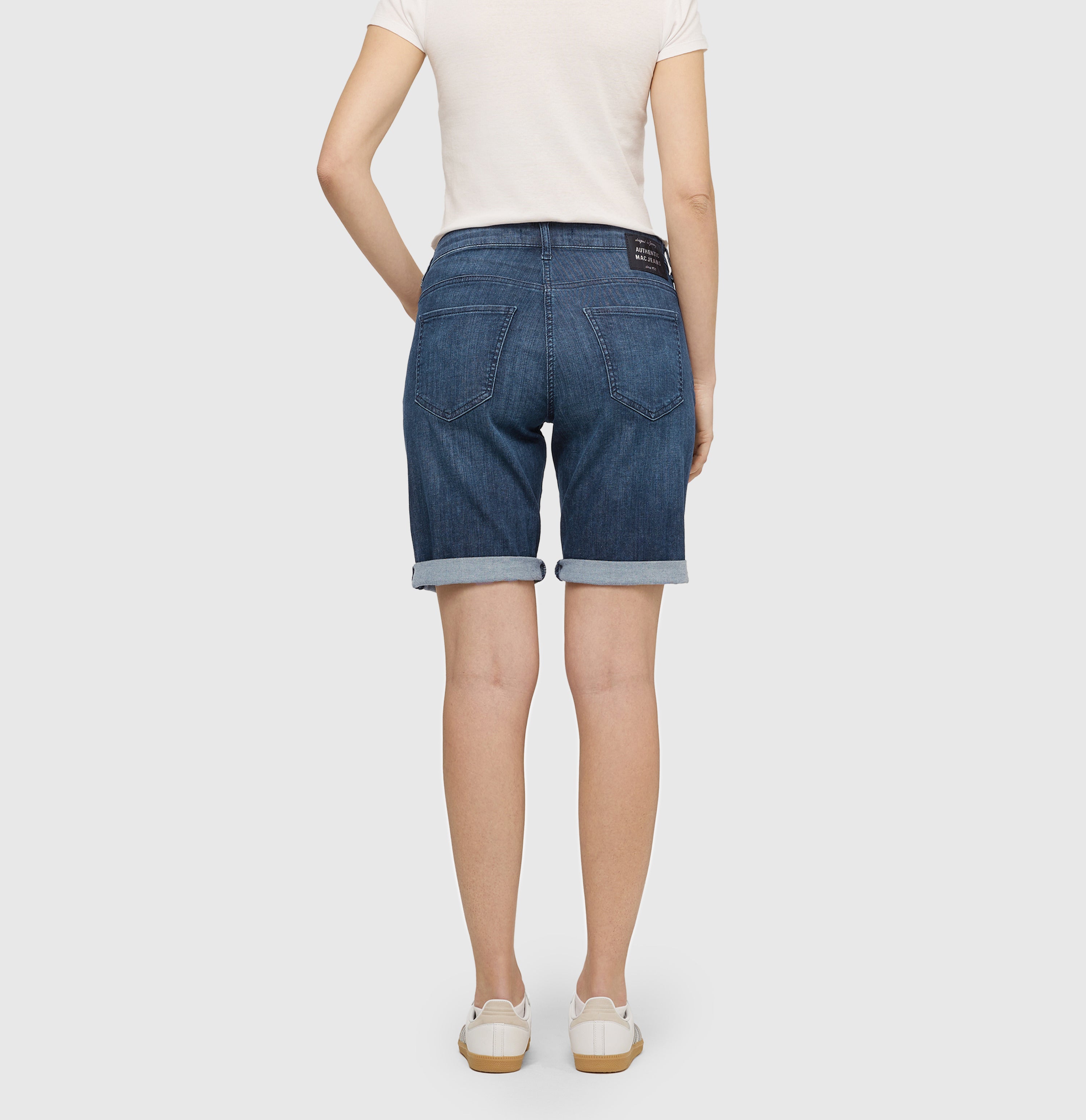 Turned-up shorts made of light denim. | SHORTY summer clean | dark ocean wash | Back view of model