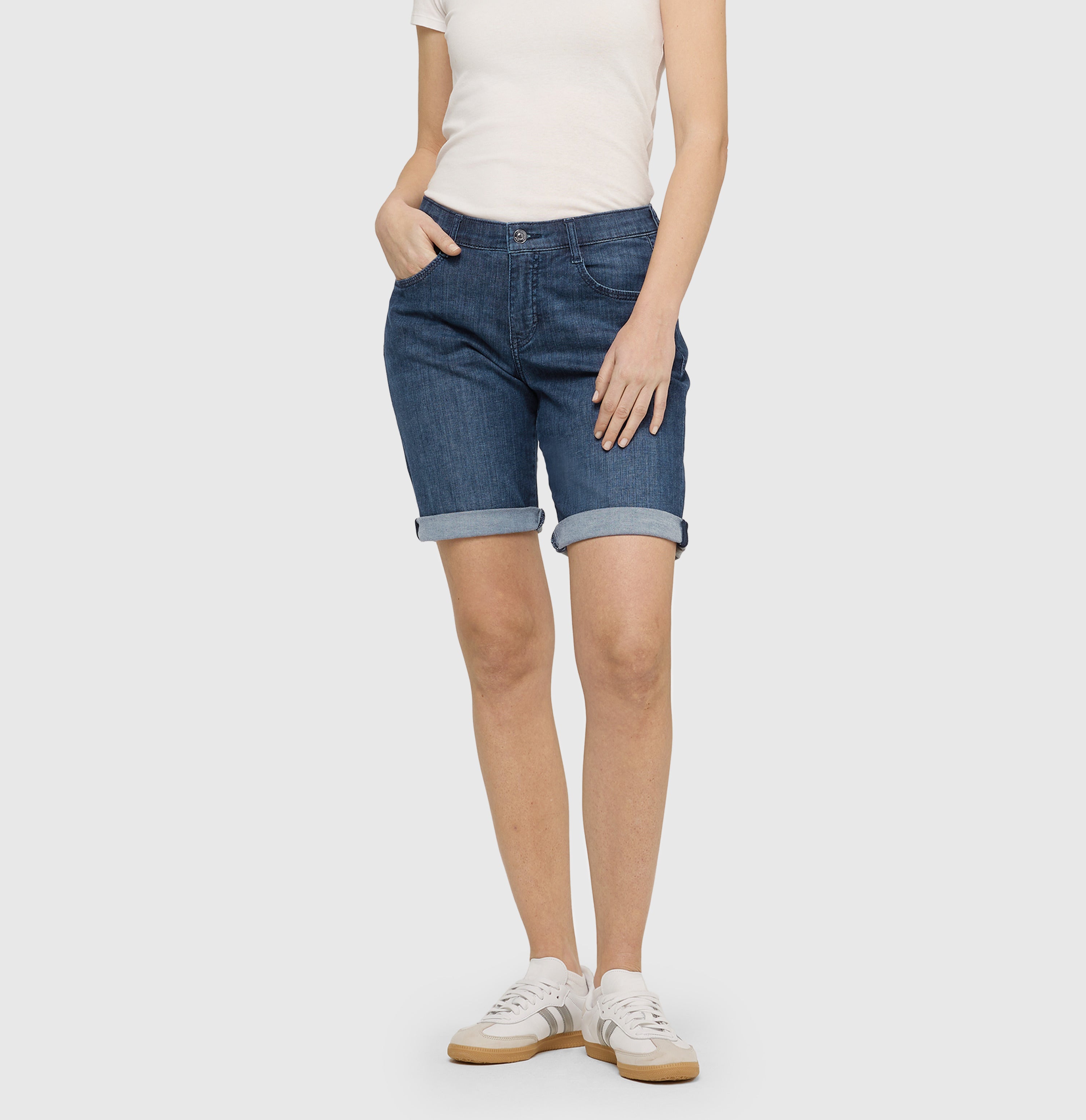 Turned-up shorts made of light denim. | SHORTY summer clean | dark ocean wash | Side view of model