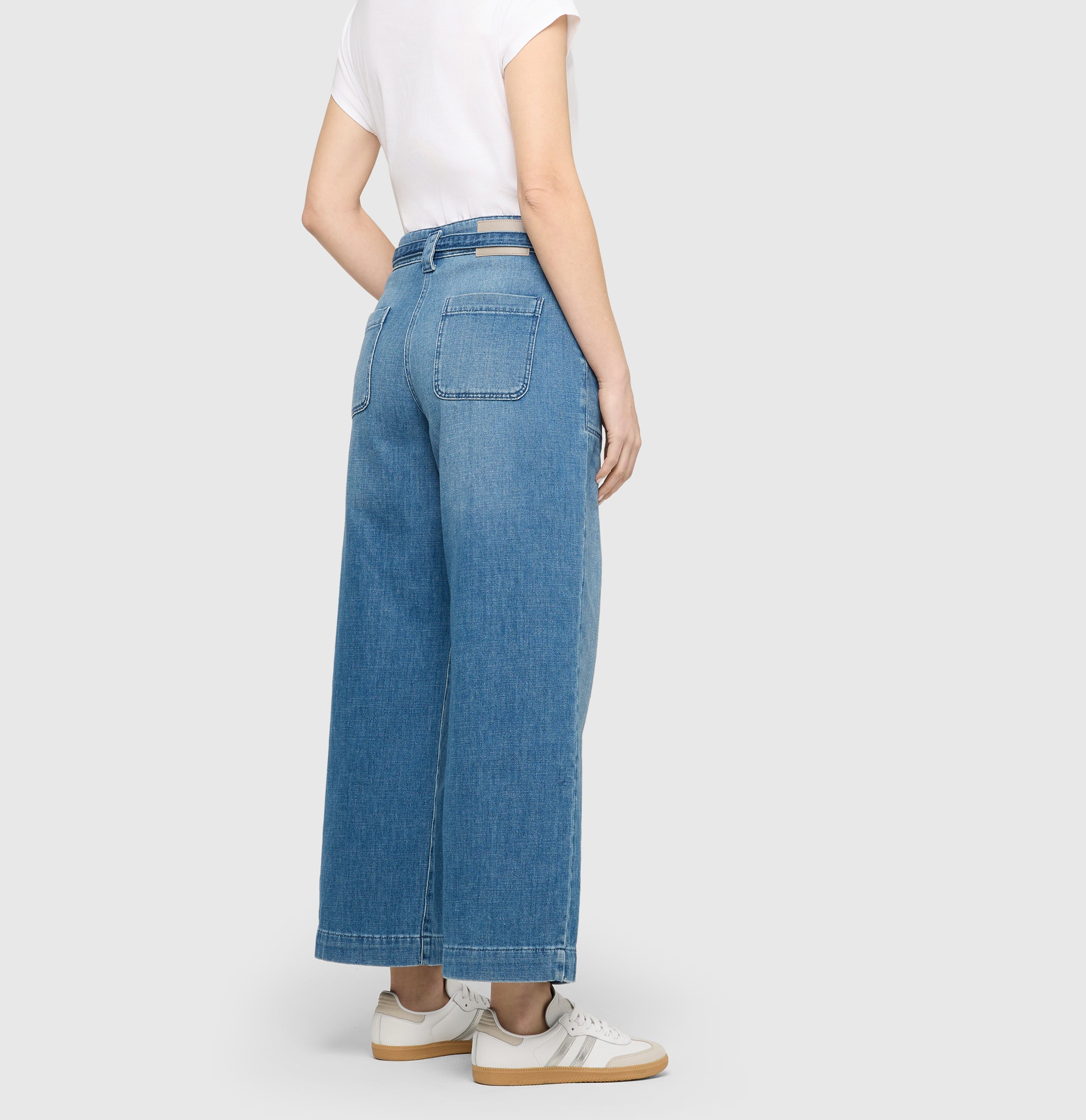 Wide, flowing jeans with tie belt. | SIENNA | cool blue used | Back view of model