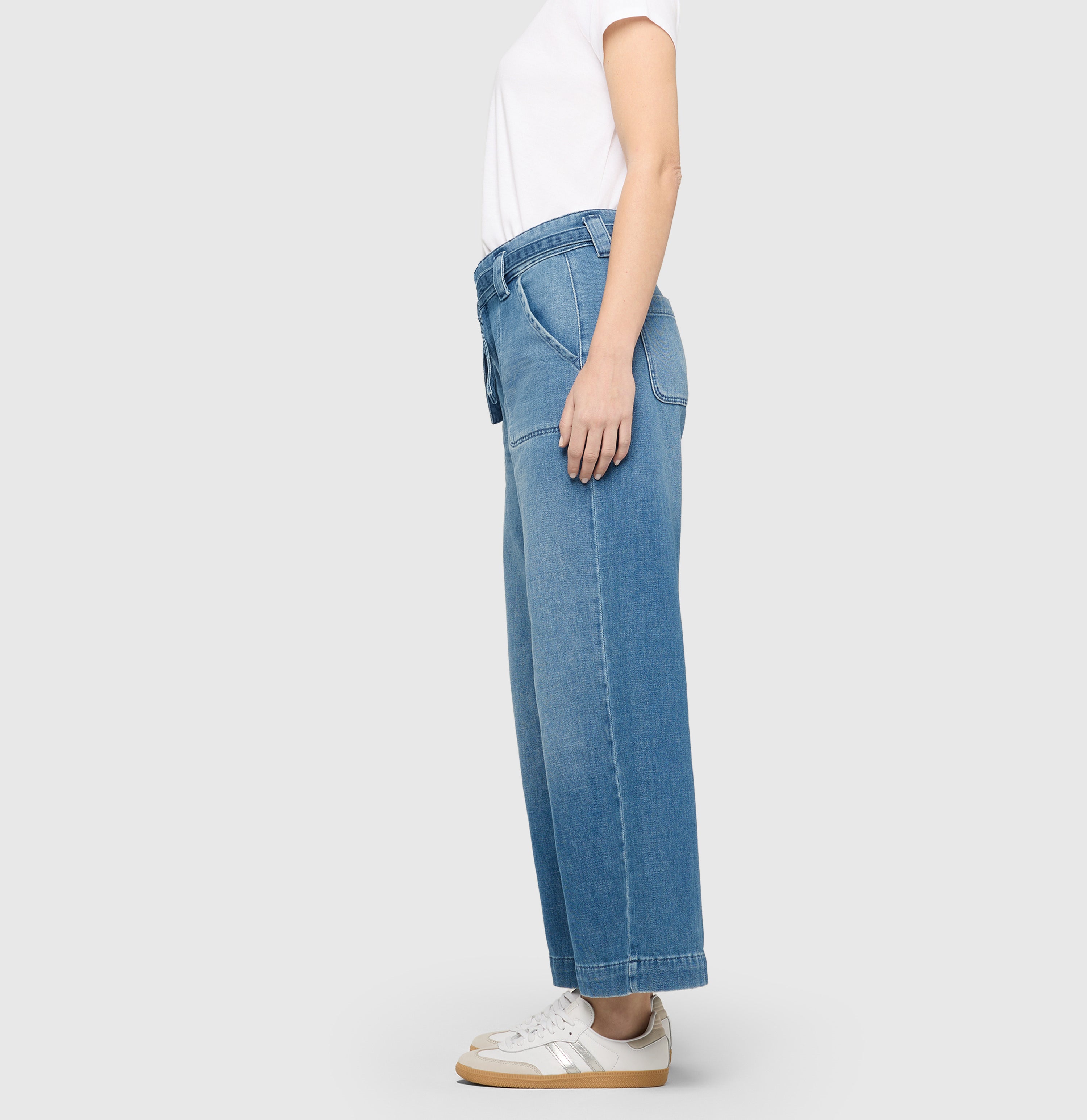 Wide, flowing jeans with tie belt. | SIENNA | cool blue used | Side view of model