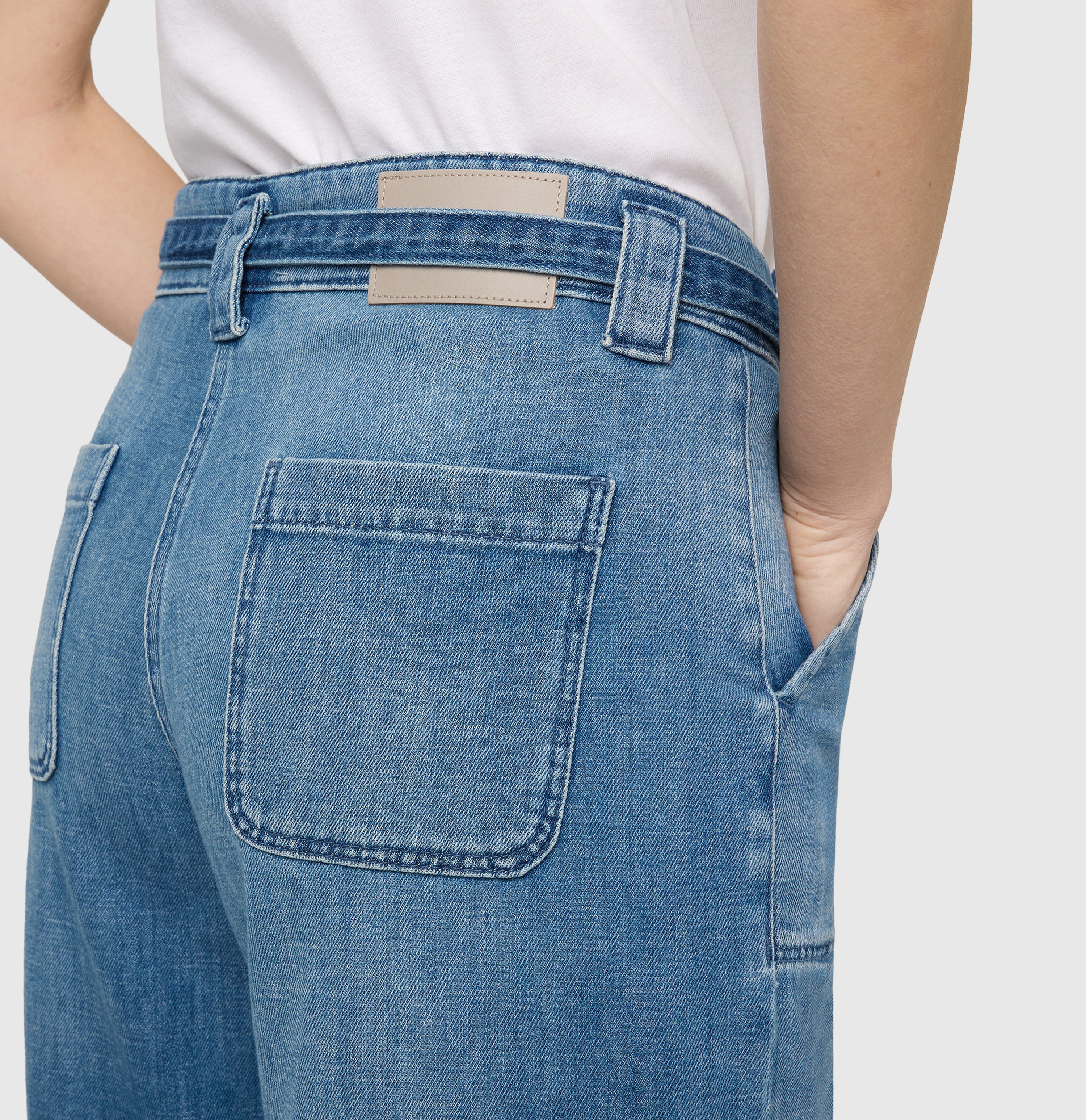 Wide, flowing jeans with tie belt. | SIENNA | cool blue used | Detailed view 2 of model