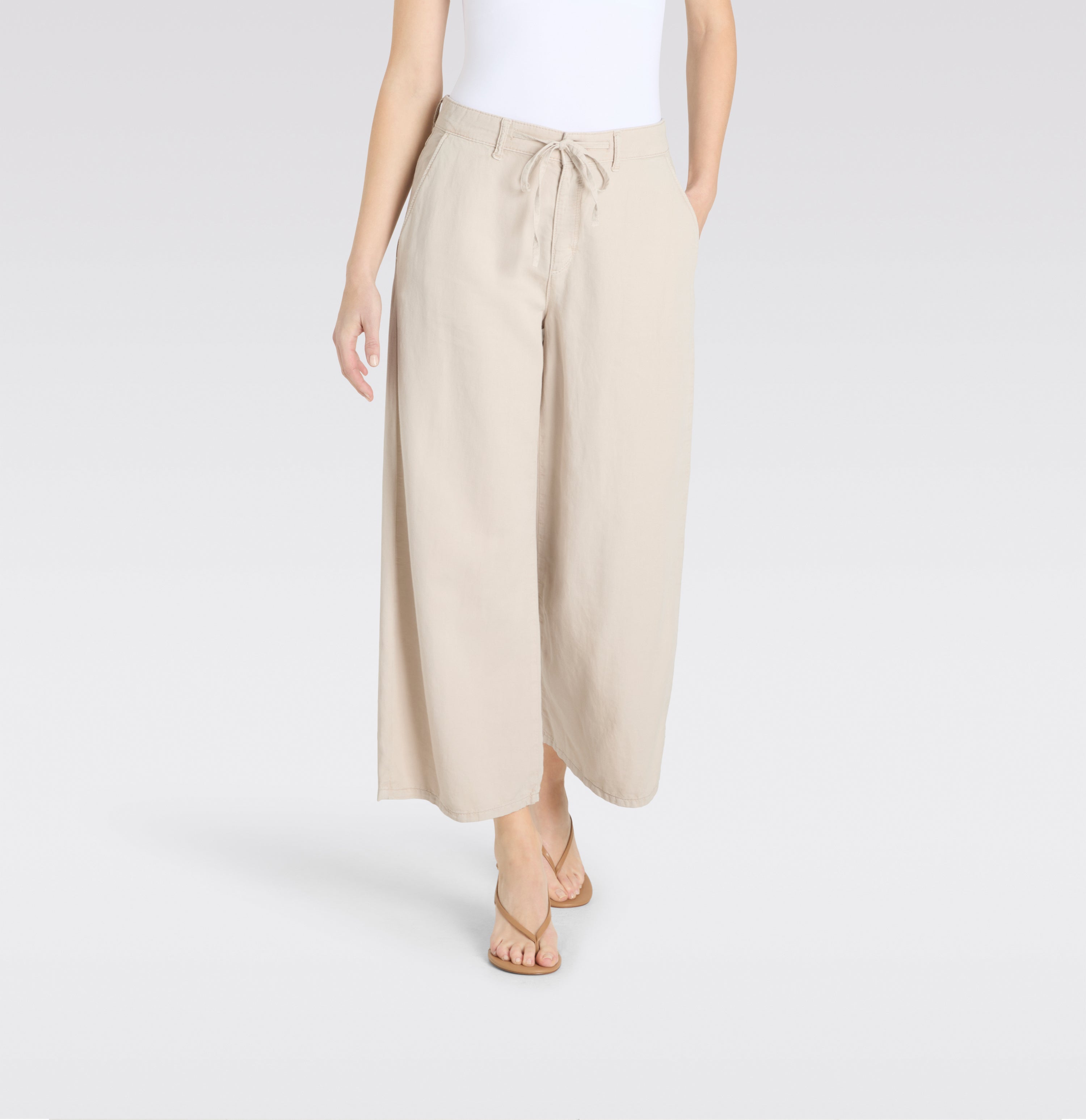 Culotte in a cotton-linen-lyocell blend. | CULOTTE chino cropped | pumice stone PPT | Front view of model