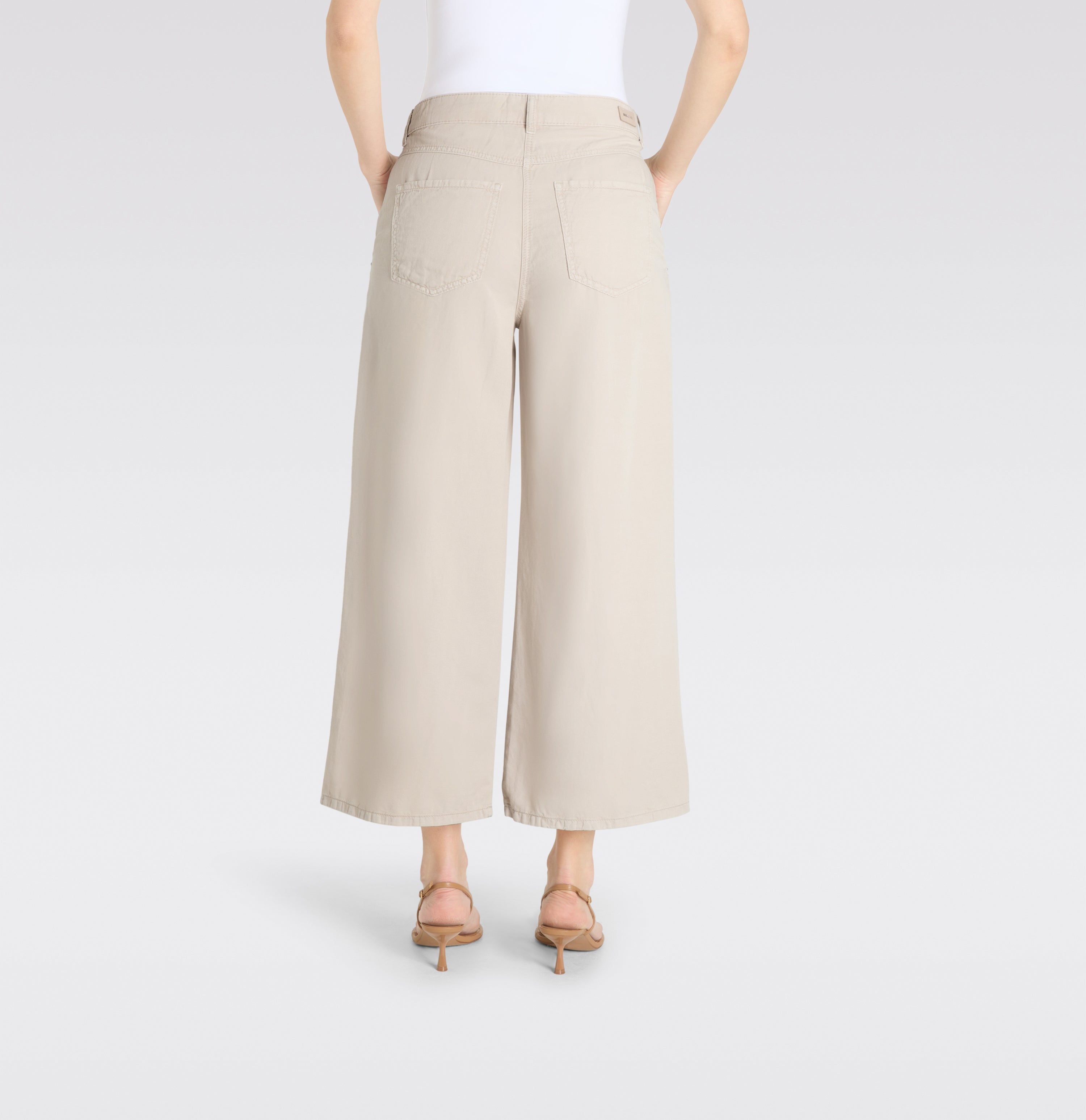 Culotte in a cotton-linen-lyocell blend. | CULOTTE chino cropped | pumice stone PPT | Back view of model