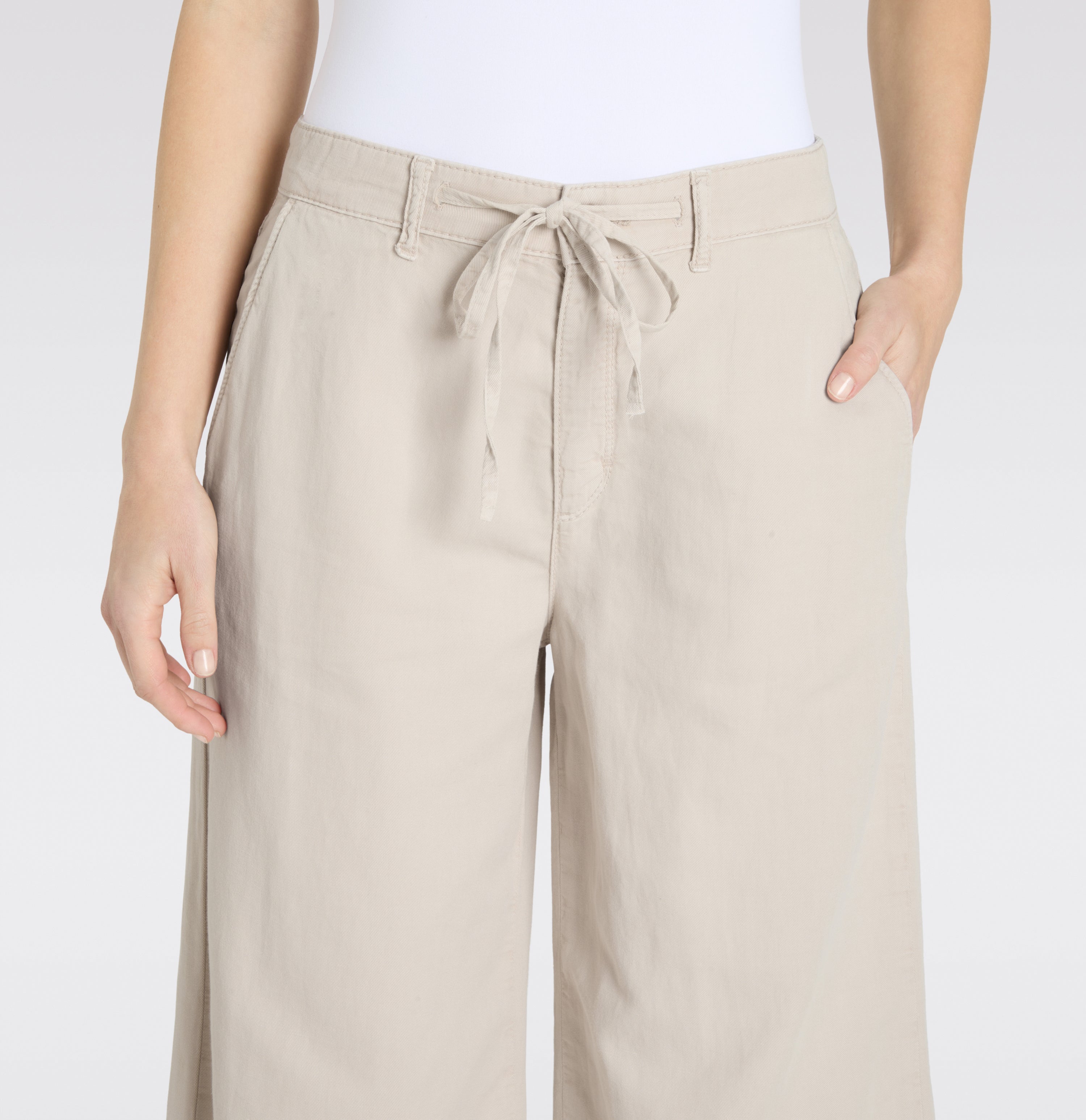 Culotte in a cotton-linen-lyocell blend. | CULOTTE chino cropped | pumice stone PPT | Side view of model