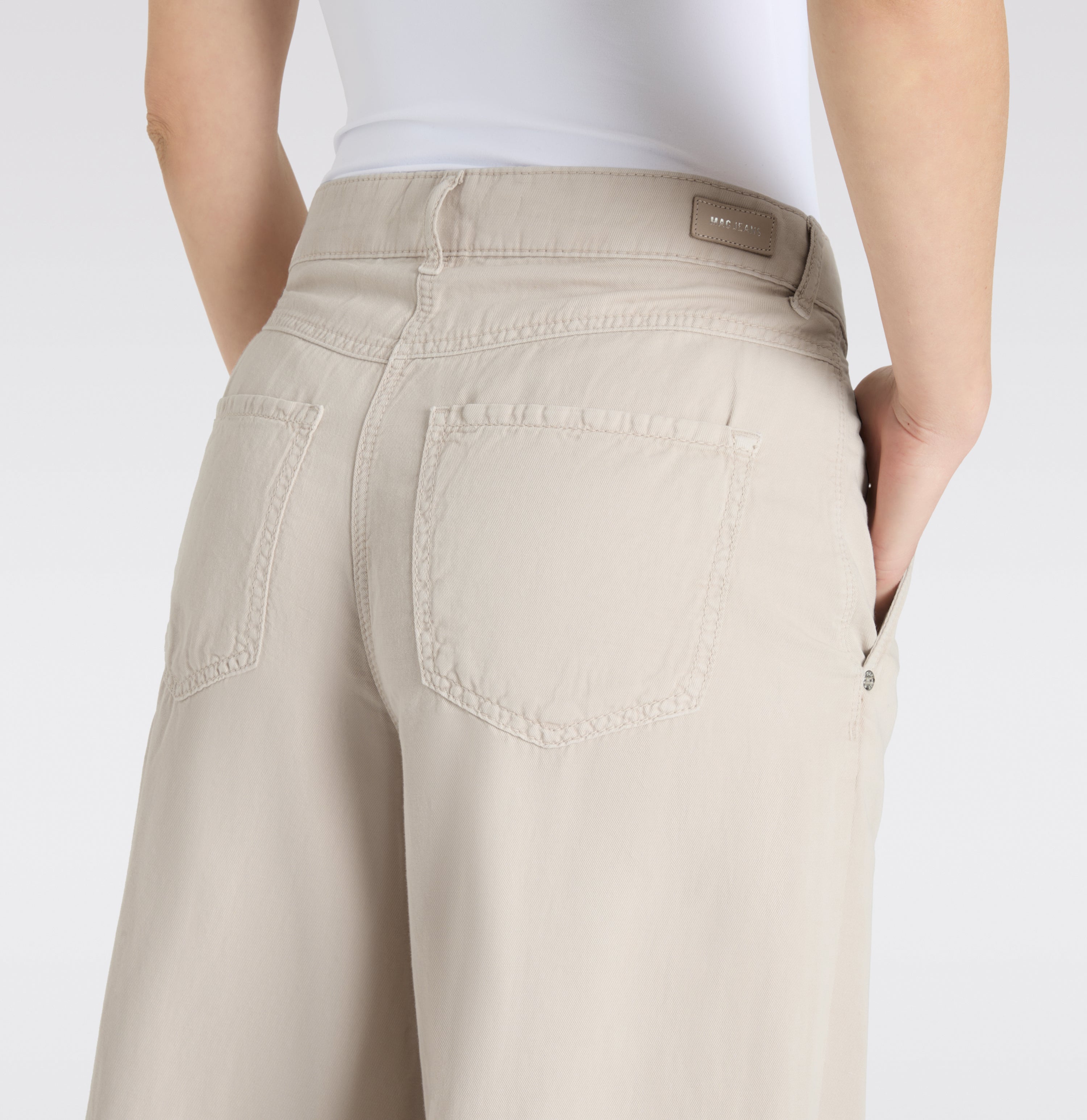 Culotte in a cotton-linen-lyocell blend. | CULOTTE chino cropped | pumice stone PPT | Detailed view 3 of model