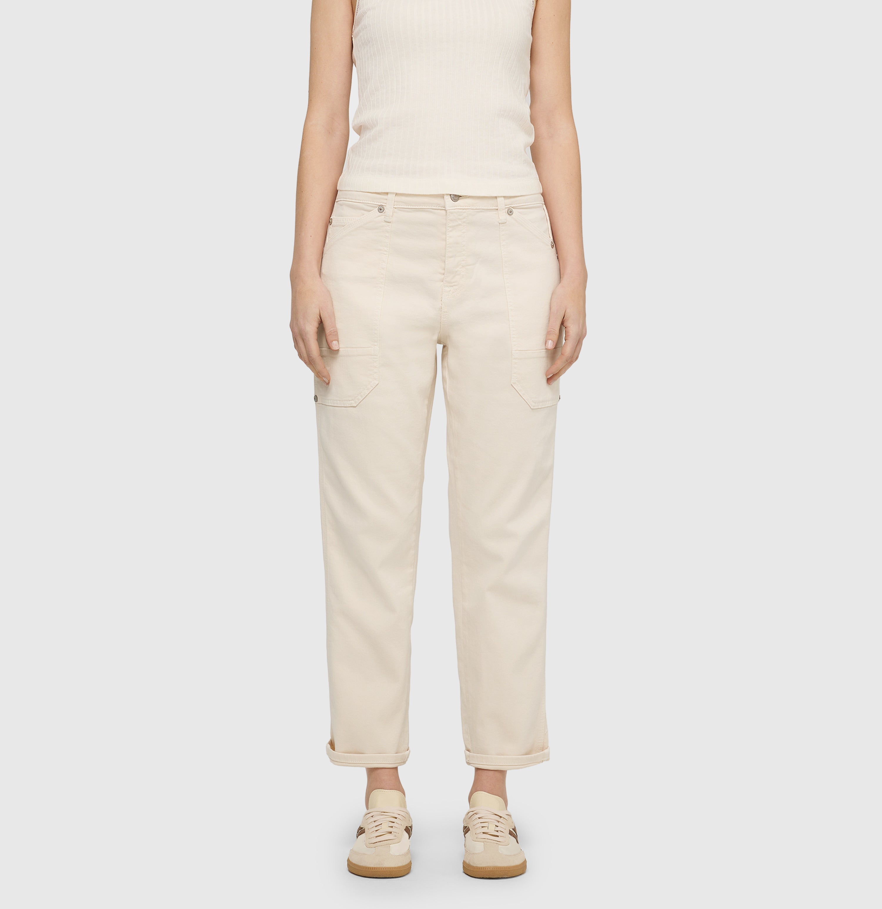 Relaxed fit made of comfortable vintage denim. | IOWA Baggy | antique white PPT | Front view of model