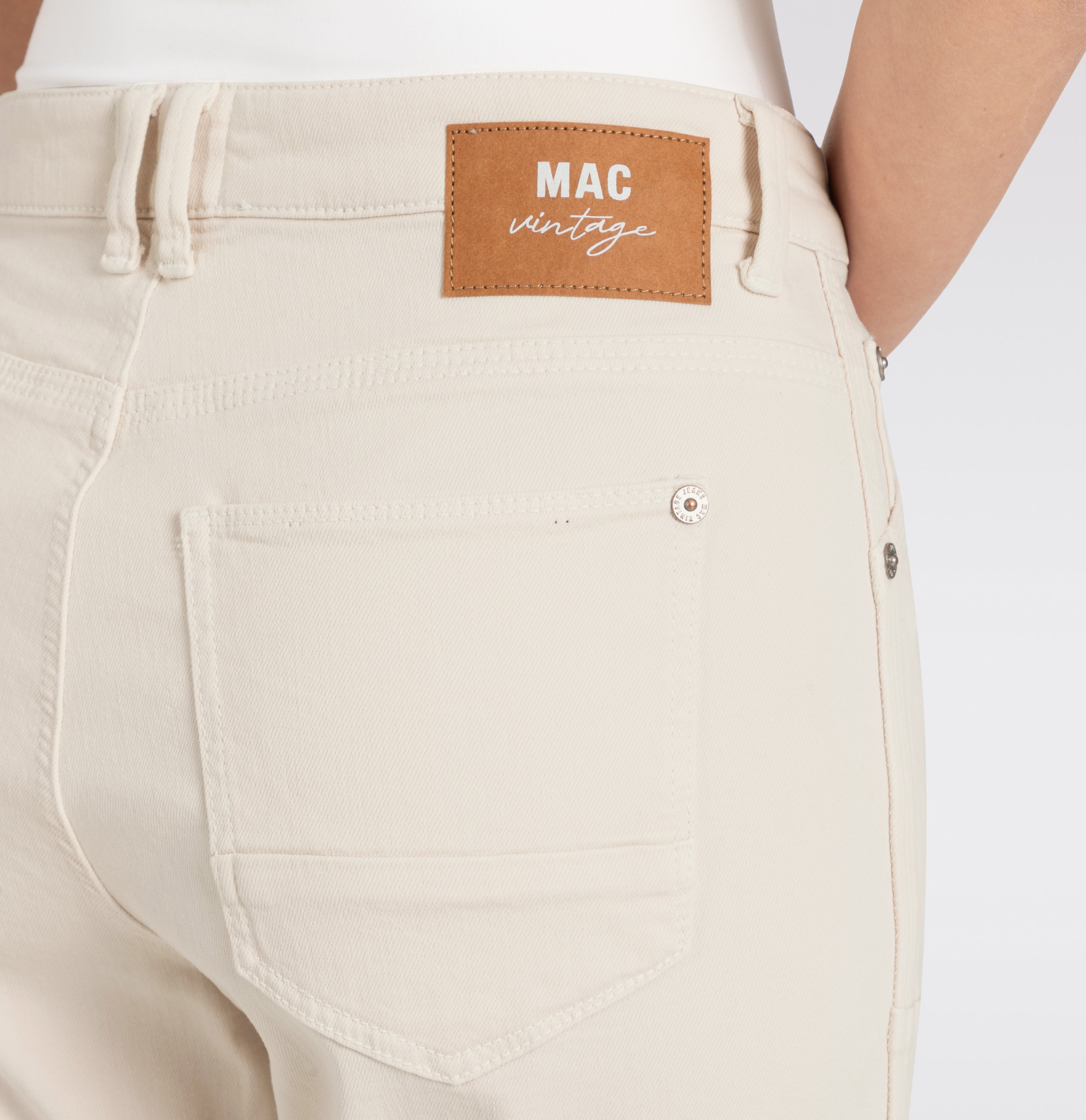 Low cut relaxed fit jeans. | IOWA Baggy | antique white PPT | Detailed view 3 of model