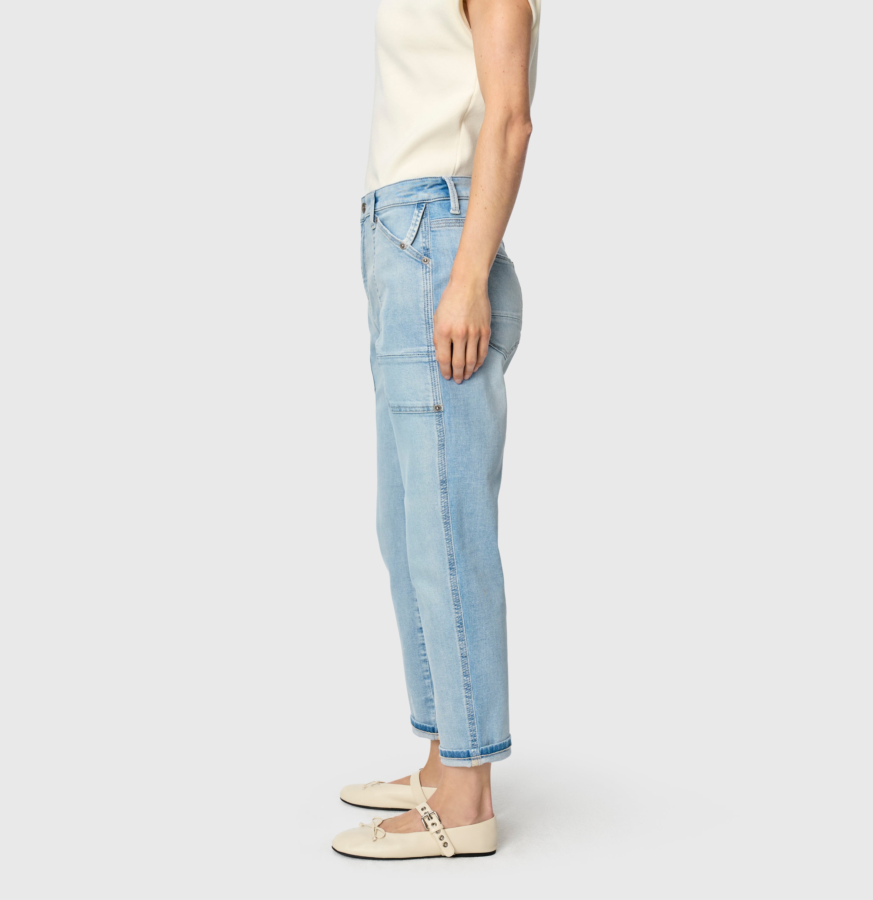 Low rise jeans made of comfort vintage denim. | IOWA Baggy | high-low bleached | Side view of model