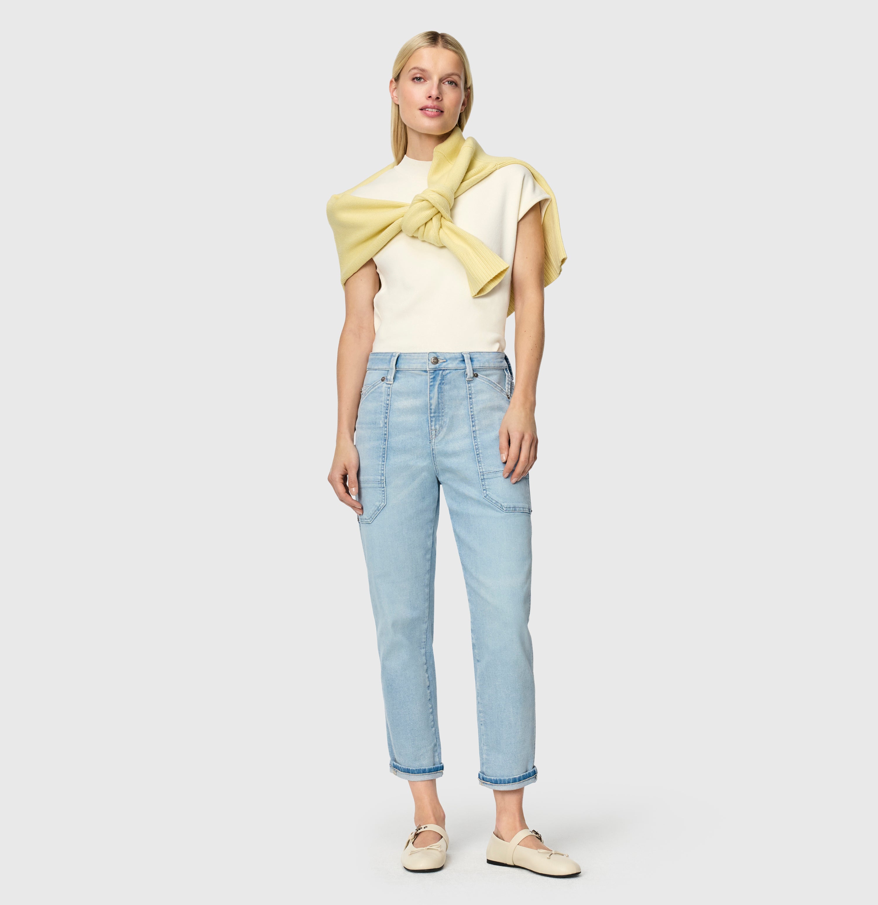 Low rise jeans made of comfort vintage denim. | IOWA Baggy | high-low bleached | Full-body of model