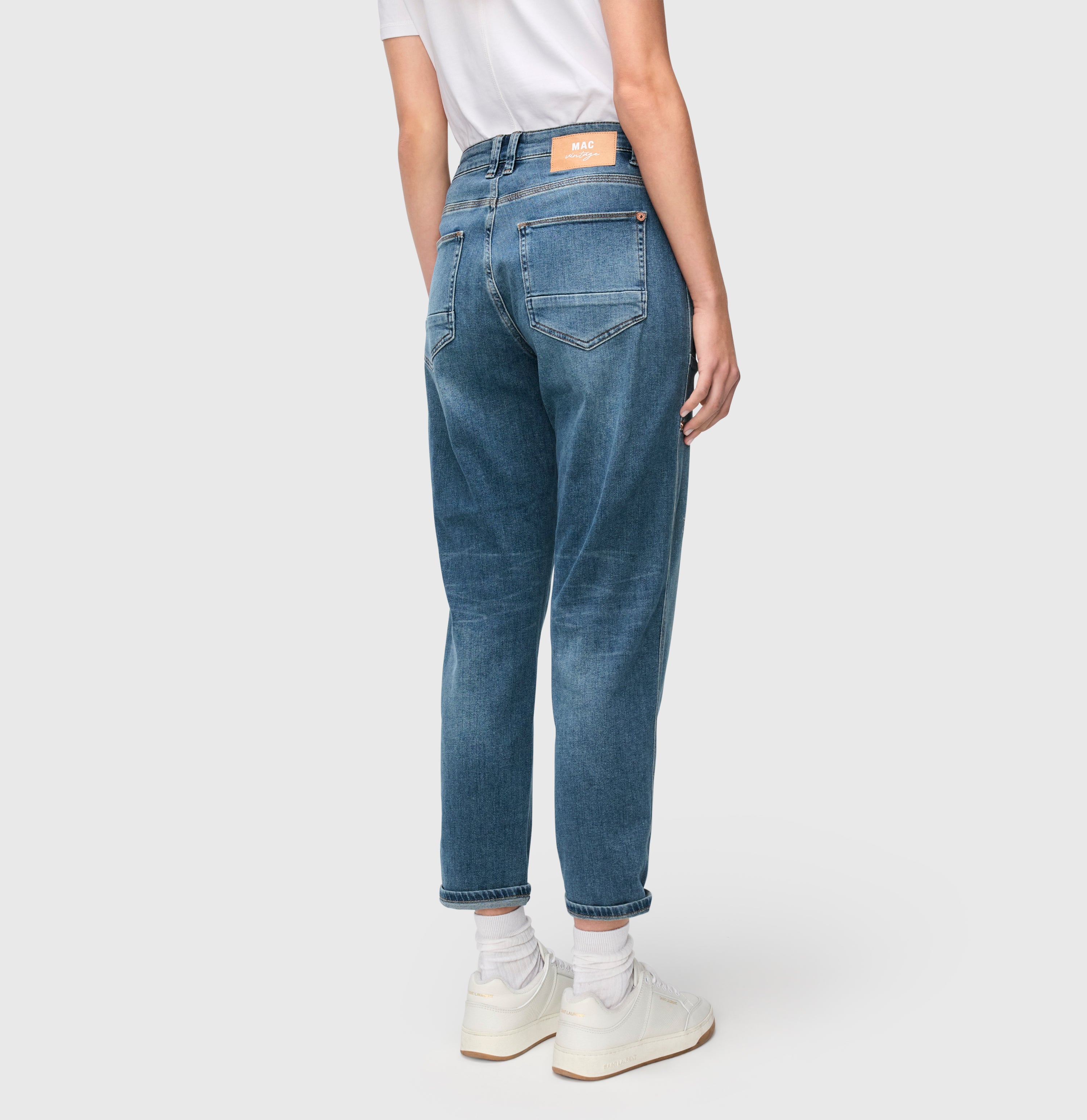 Relaxed baggy jeans made of vintage denim. | IOWA Baggy | mid blue chic wash | Back view of model