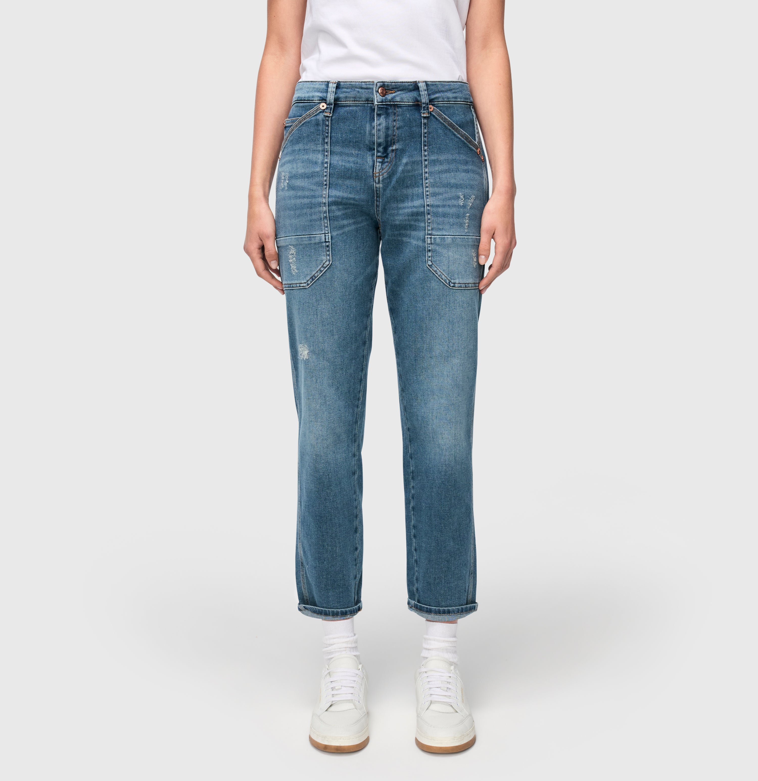 Relaxed baggy jeans made of vintage denim. | IOWA Baggy | mid blue chic wash | Side view of model