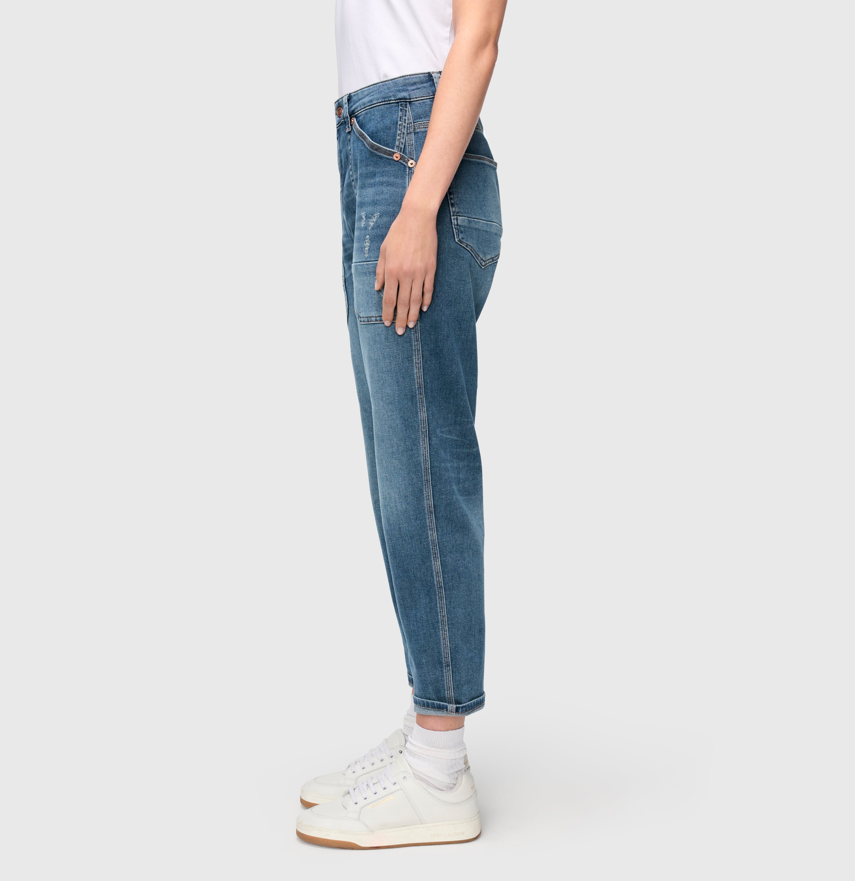 Relaxed baggy jeans made of vintage denim. | IOWA Baggy | mid blue chic wash | Detailed view 2 of model