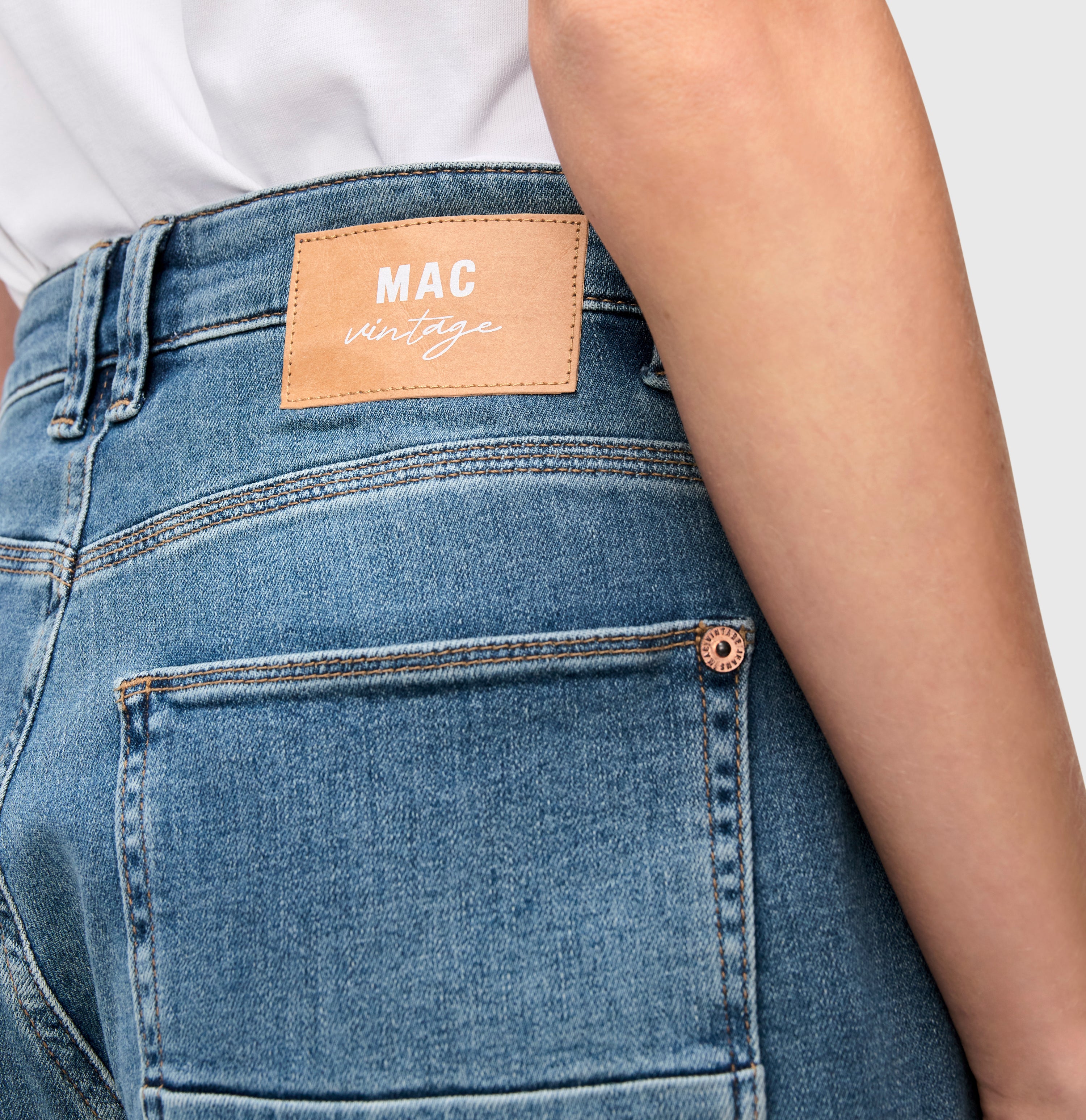 Relaxed baggy jeans made of vintage denim. | IOWA Baggy | mid blue chic wash | Detailed view 3 of model