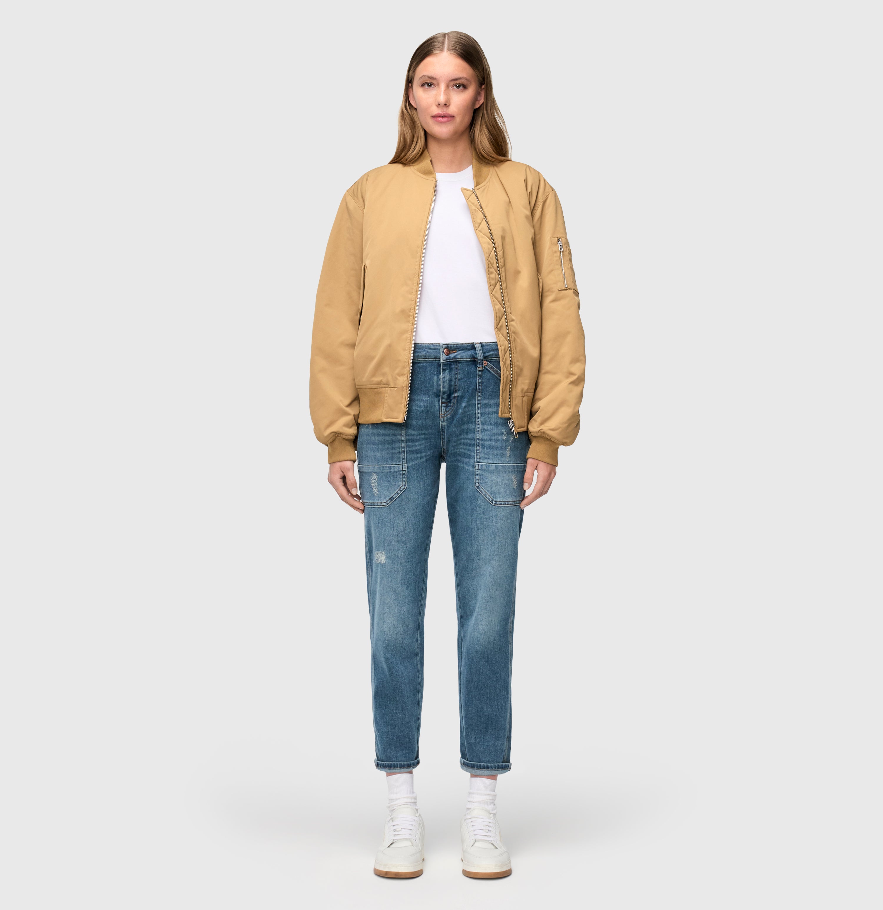 Relaxed baggy jeans made of vintage denim. | IOWA Baggy | mid blue chic wash | Full-body of model