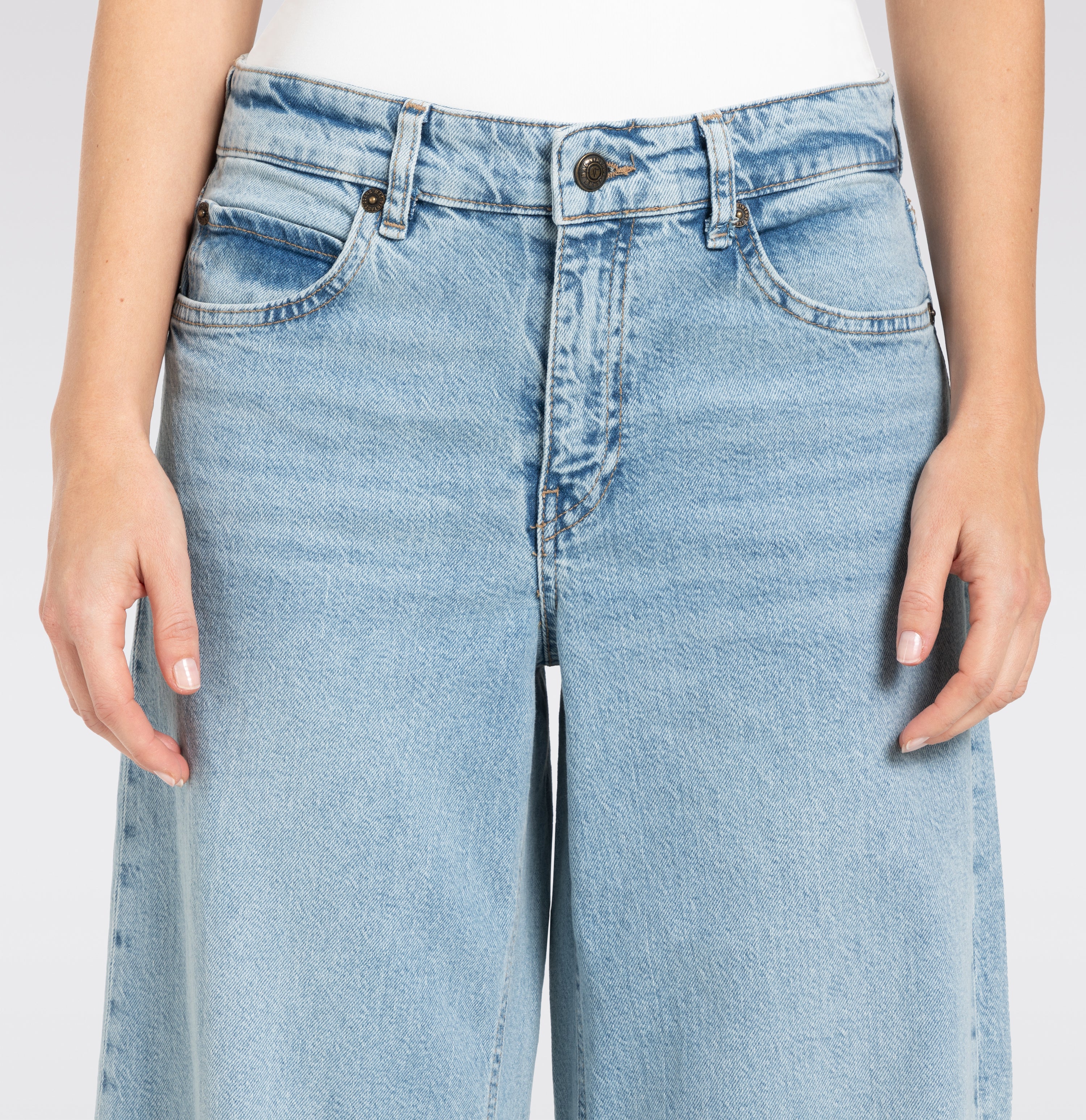 Wide fit with wide turned-up hem. | NEVADA superwide | urban azur blue | Detailed view 2 of model