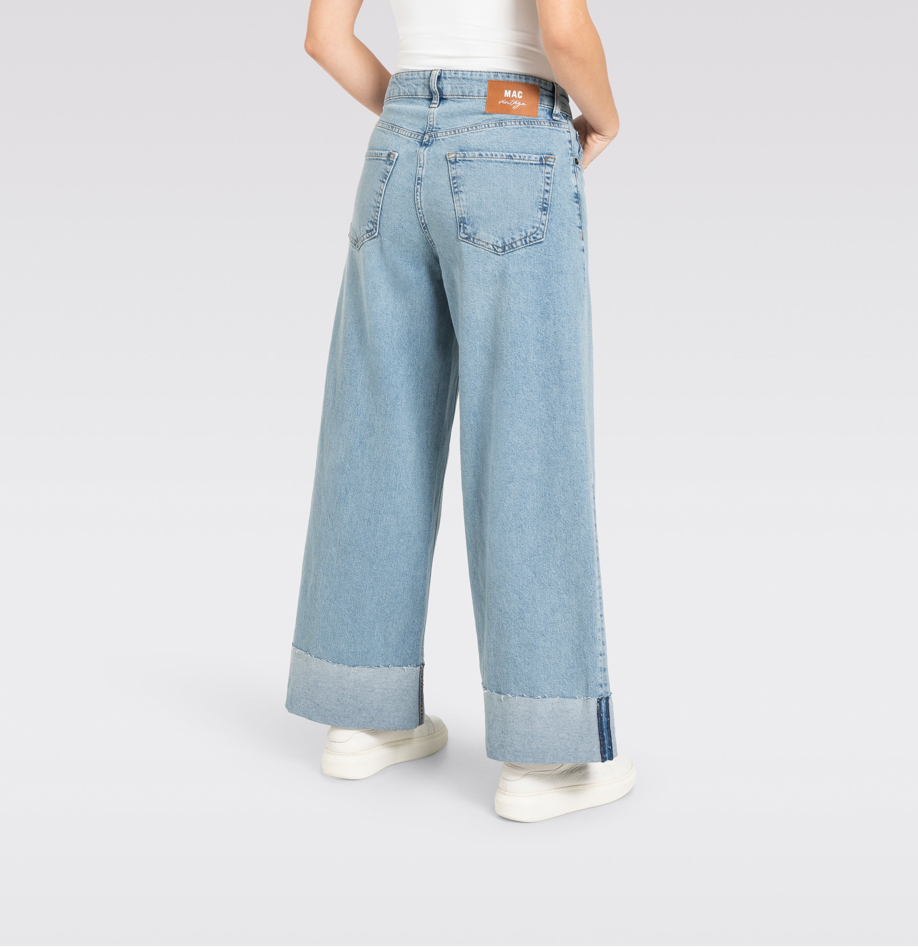 Wide fit with wide turned-up hem. | NEVADA superwide | urban azur blue | Detailed view 3 of model