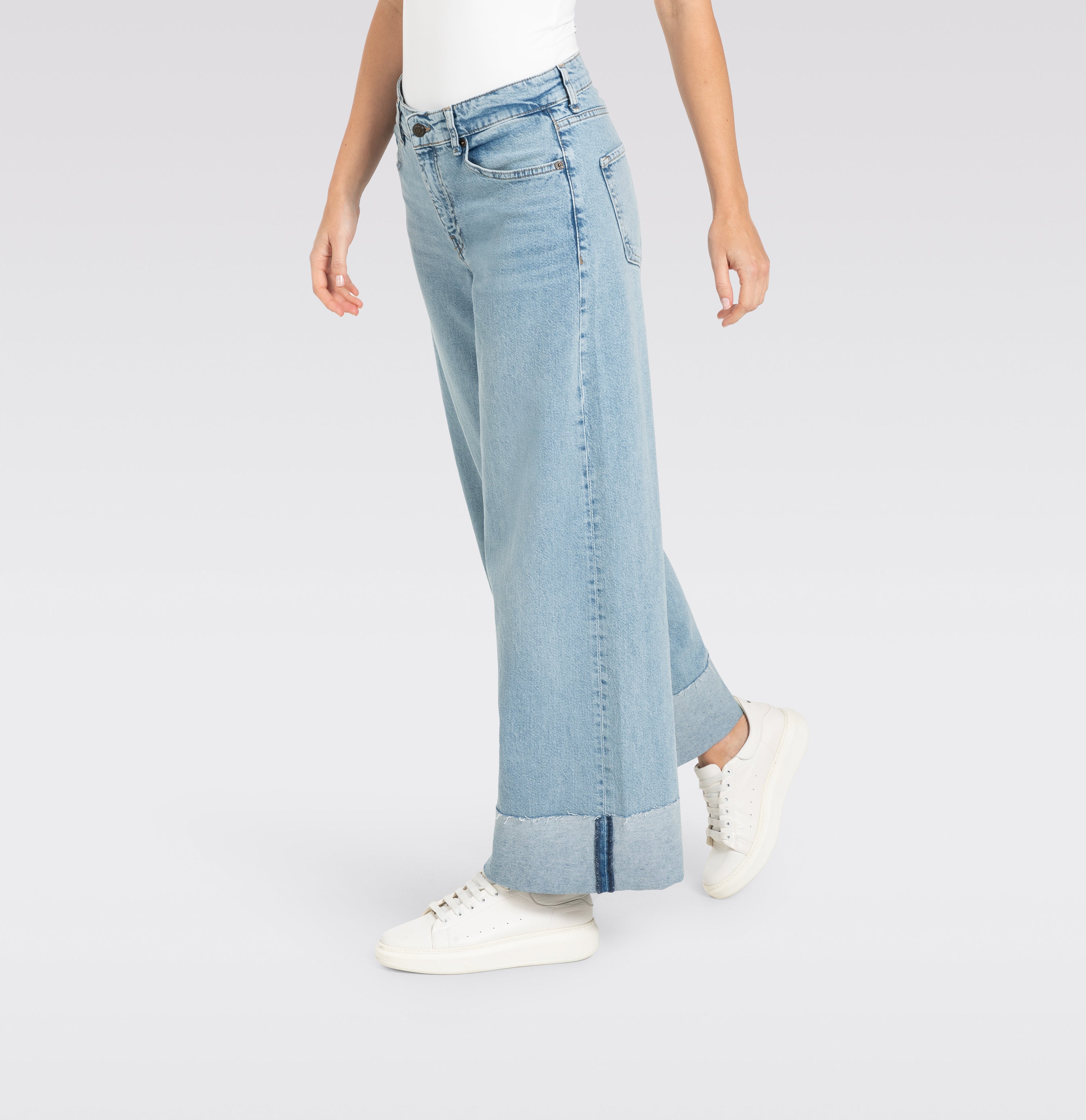 Wide fit with wide turned-up hem. | NEVADA superwide | urban azur blue | Detailed view 4 of model