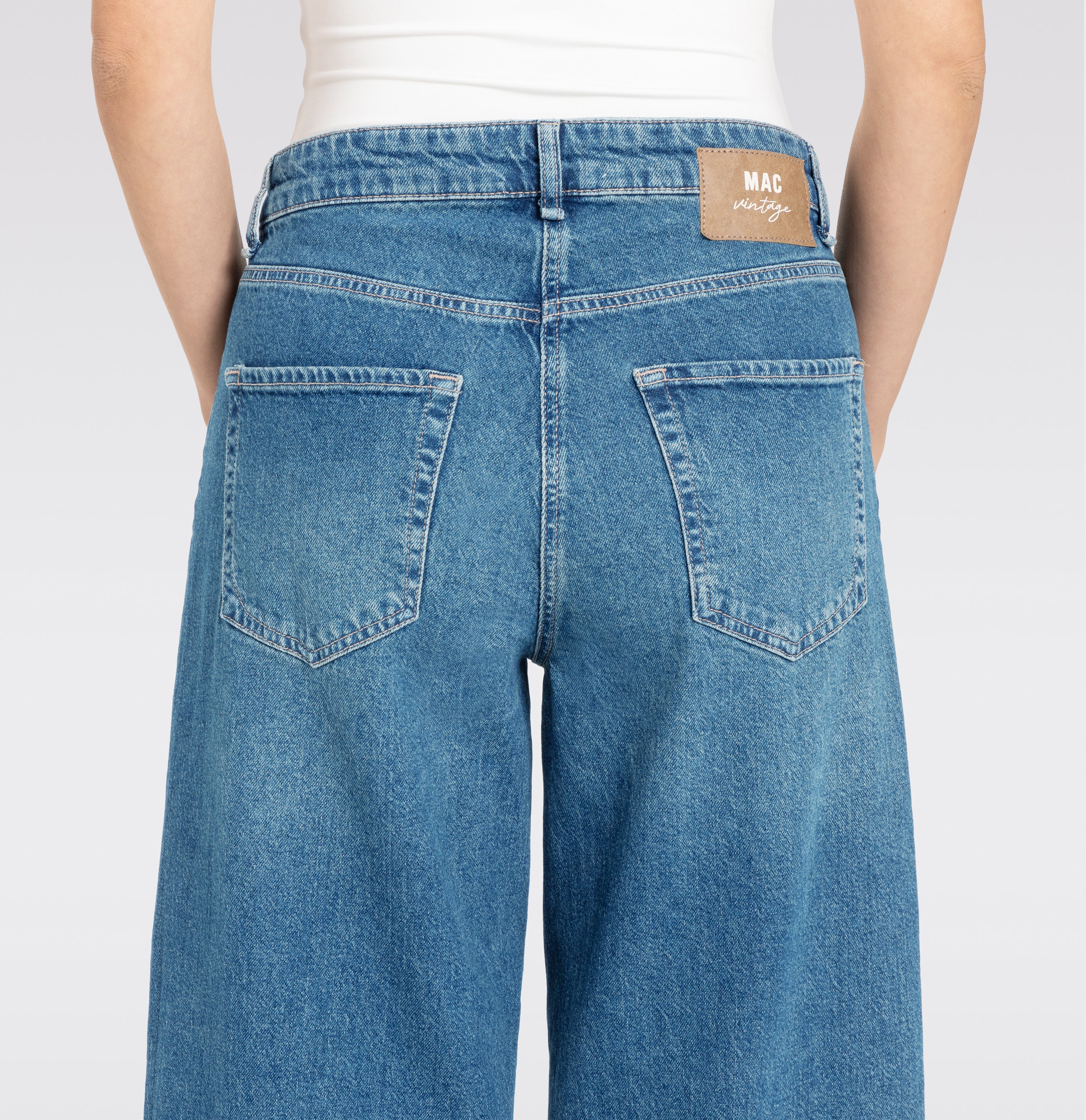 Wide jeans with wide turned-up hem. | NEVADA superwide | night sky used | Detailed view 3 of model