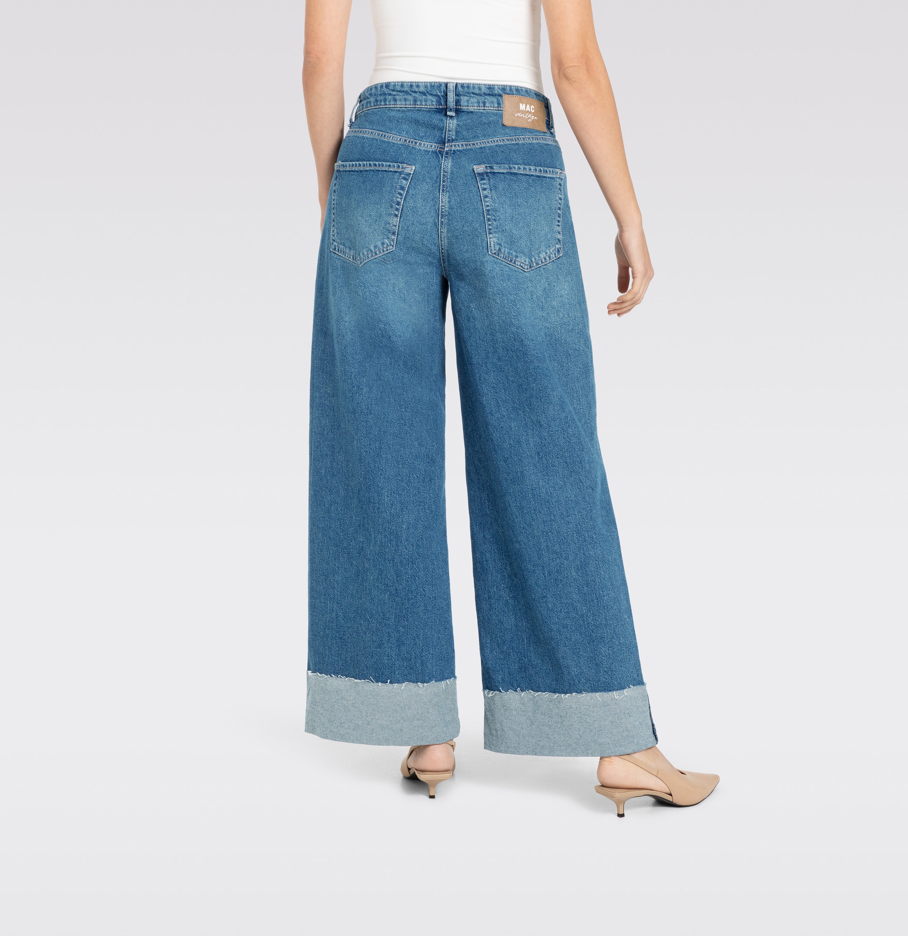 Wide jeans with wide turned-up hem. | NEVADA superwide | night sky used | Detailed view 4 of model