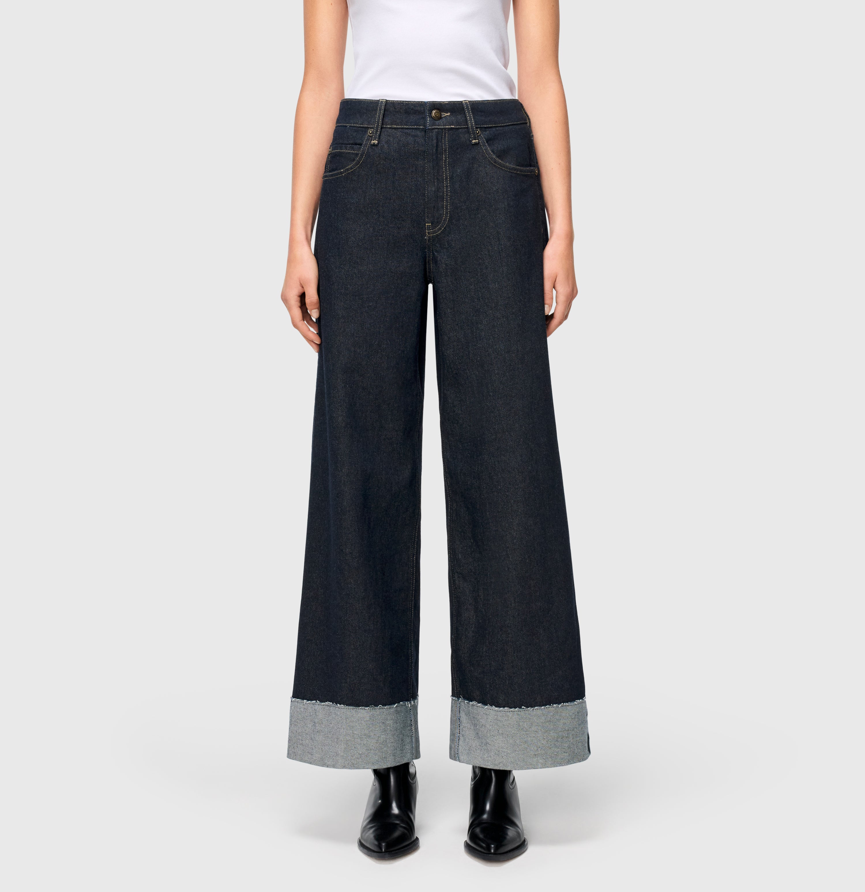 Wide jeans with wide turned-up hem. | S-NAME | S-FBBZ | Front view of model
