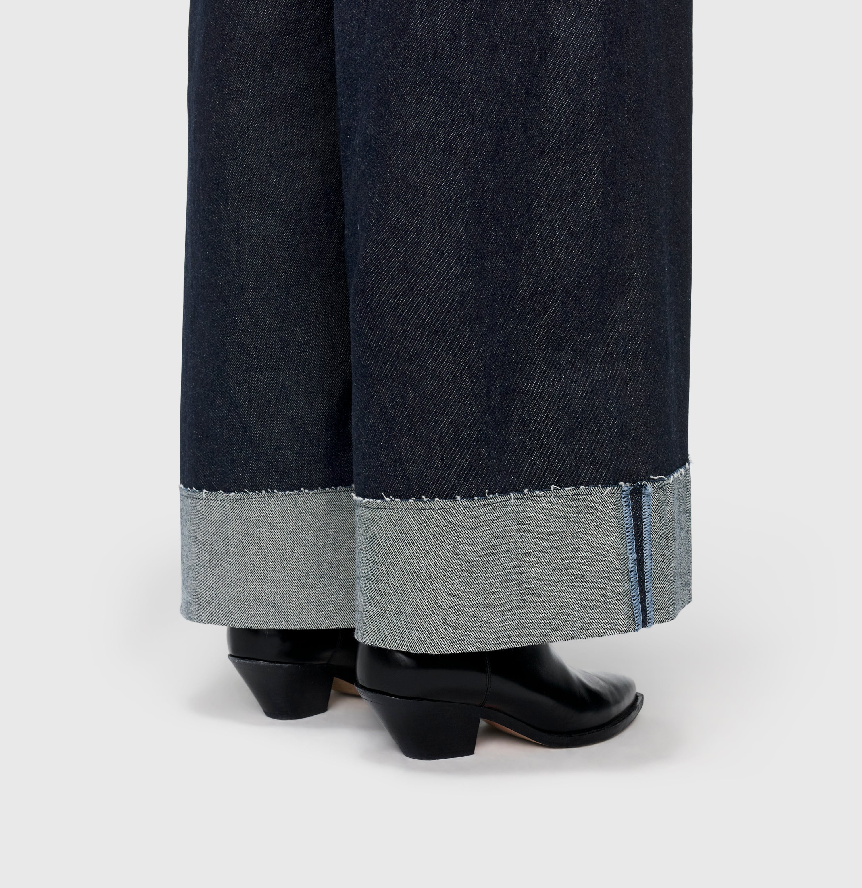 Wide jeans with wide turned-up hem. | NEVADA superwide | fashion rinsed | Detailed view 3 of model