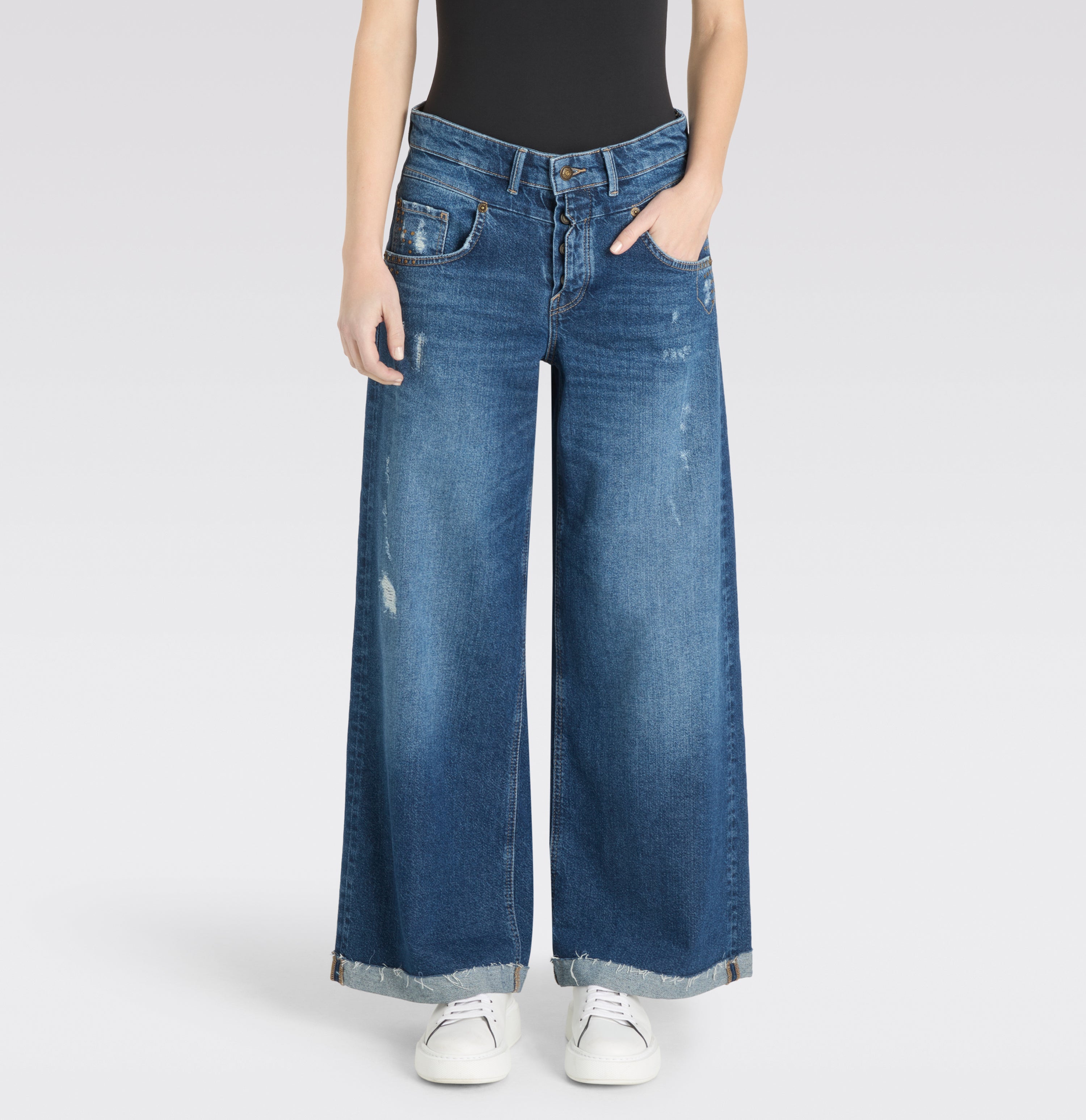 Wide jeans with casual destroyed effects. | NEVADA saloon | heavy damaged blue | Front view of model