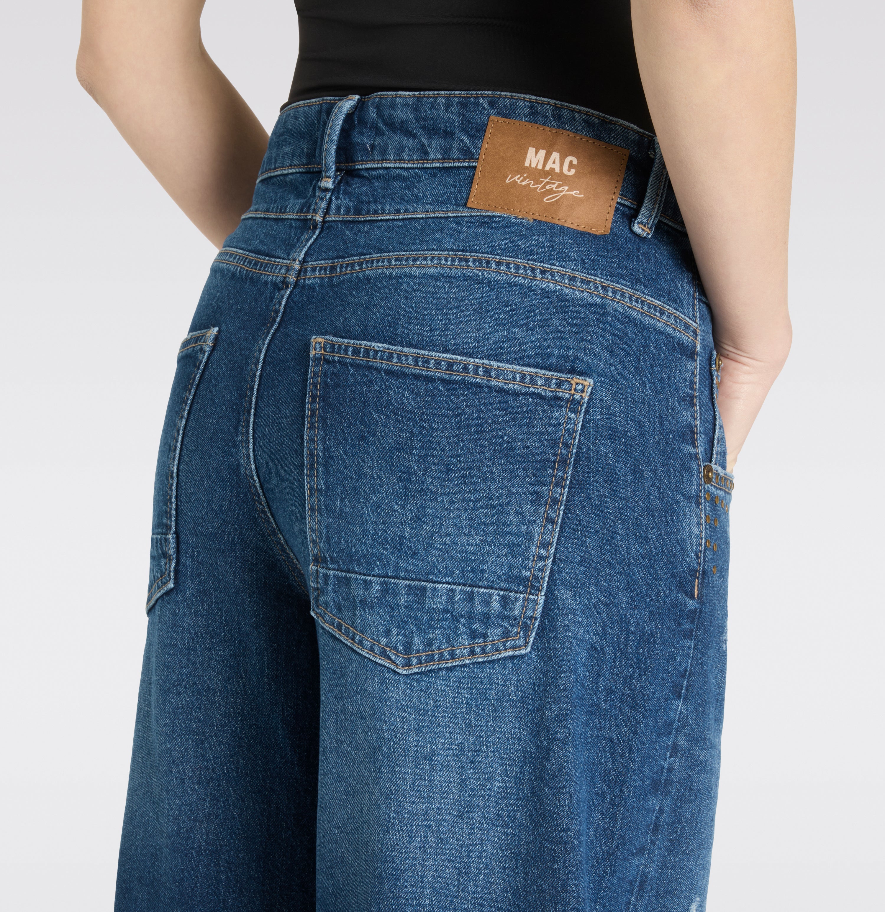 Wide jeans with casual destroyed effects. | NEVADA saloon | heavy damaged blue | Detailed view 3 of model