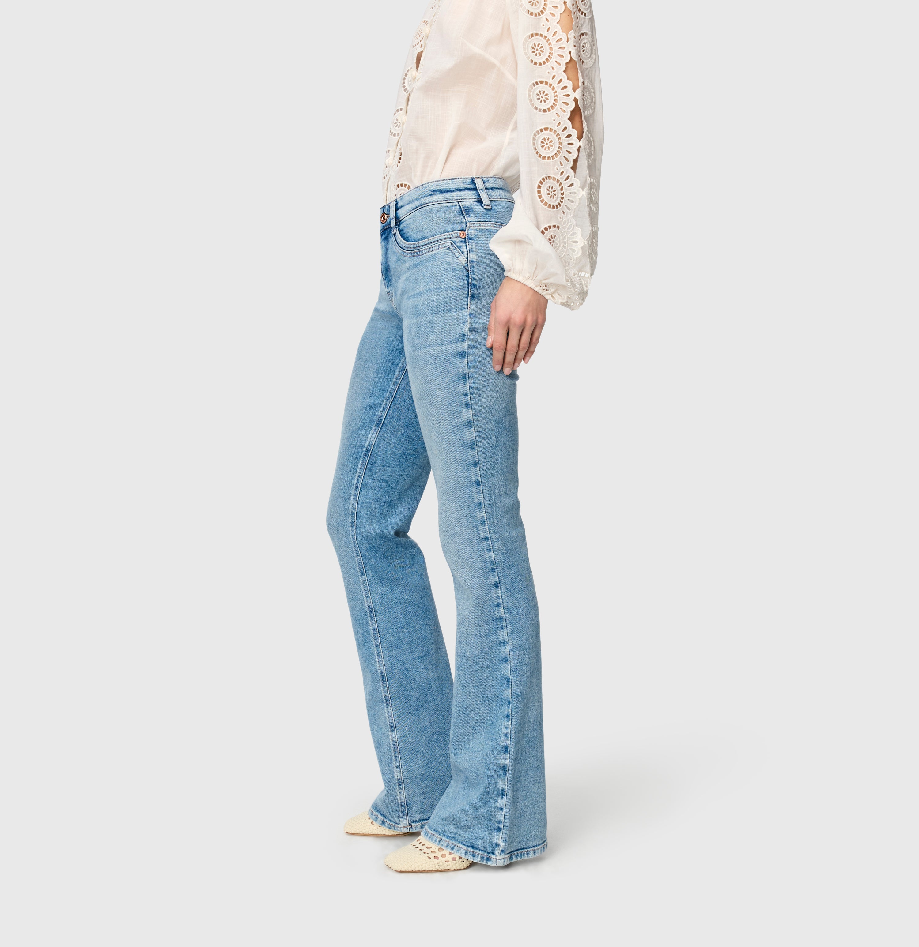 Flared jeans with modern details. | DETROIT flared | 90`s cool wash | Side view of model