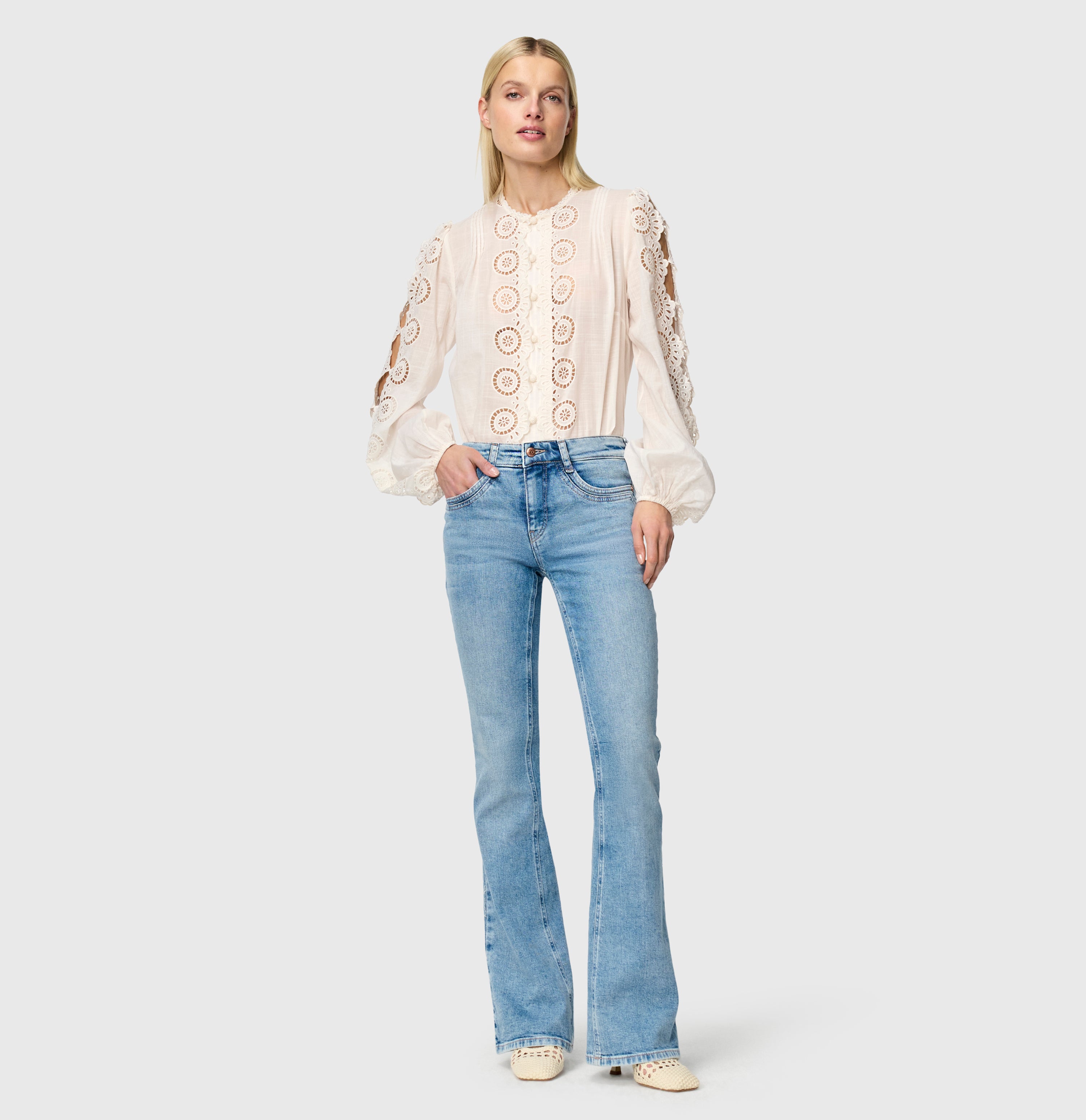 Flared jeans with modern details. | DETROIT flared | 90`s cool wash | Full-body of model