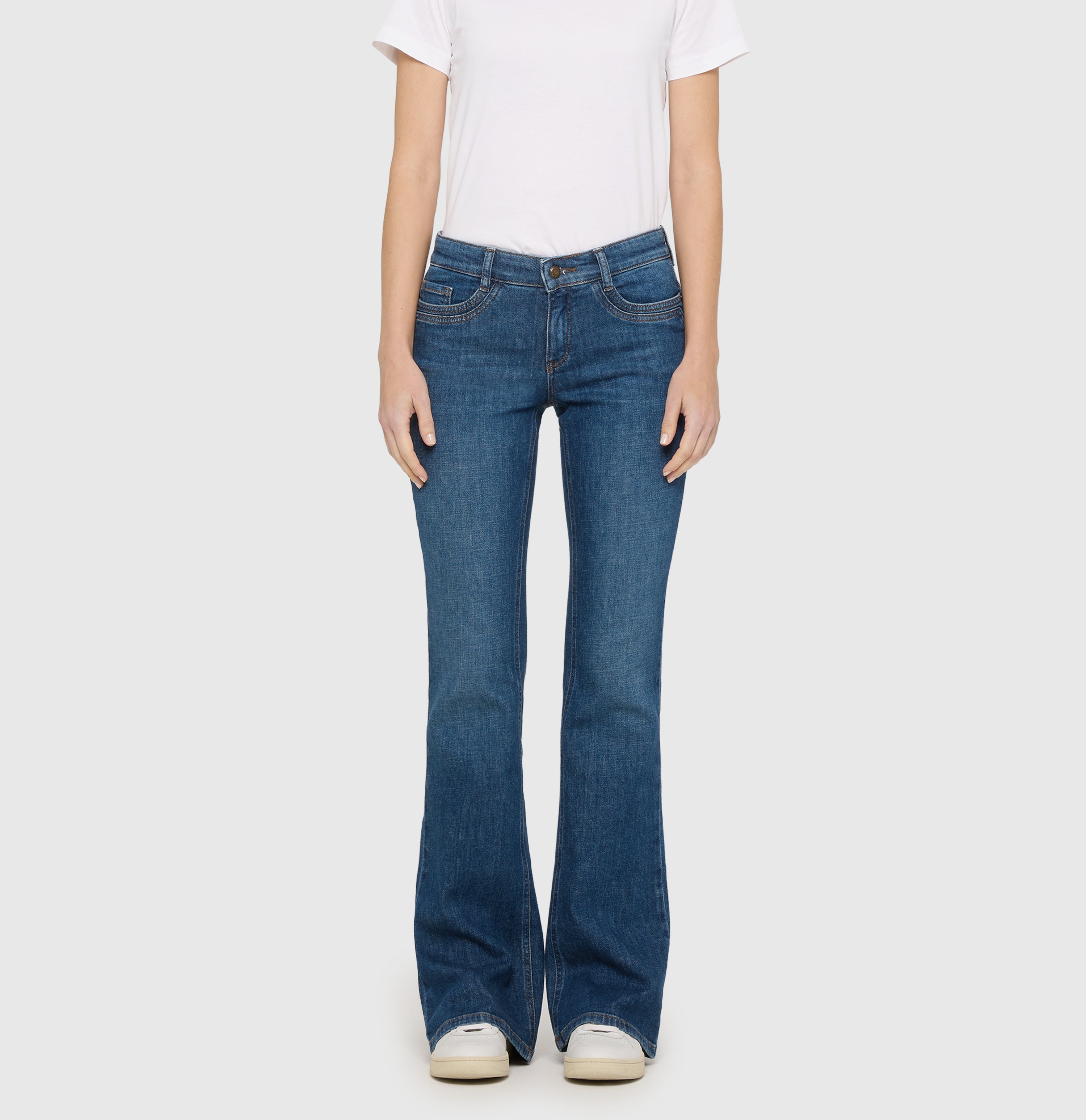 Flared jeans with modern details. | DETROIT flared | essential mid blue | Front view of model