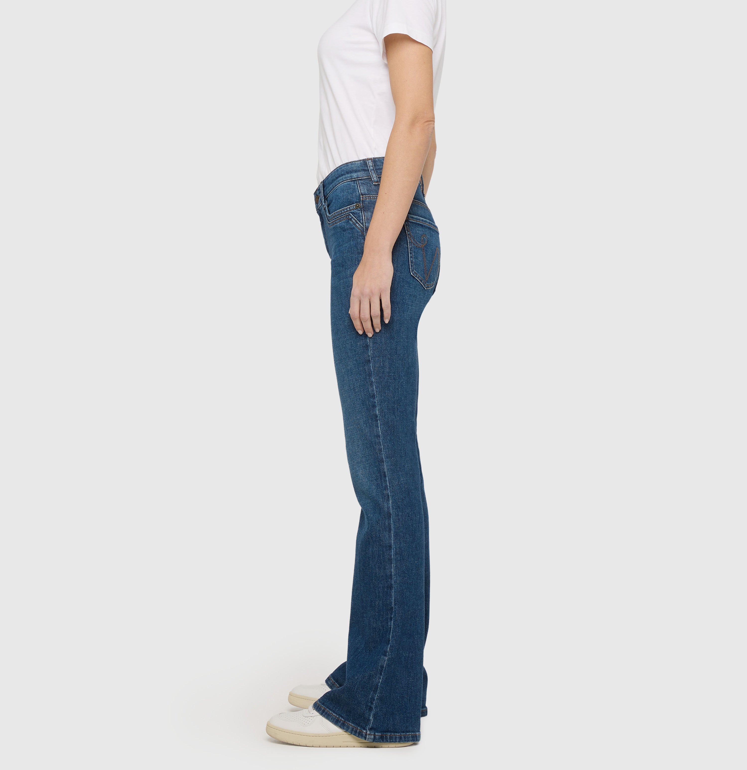 Flared jeans with modern details. | DETROIT flared | essential mid blue | Side view of model