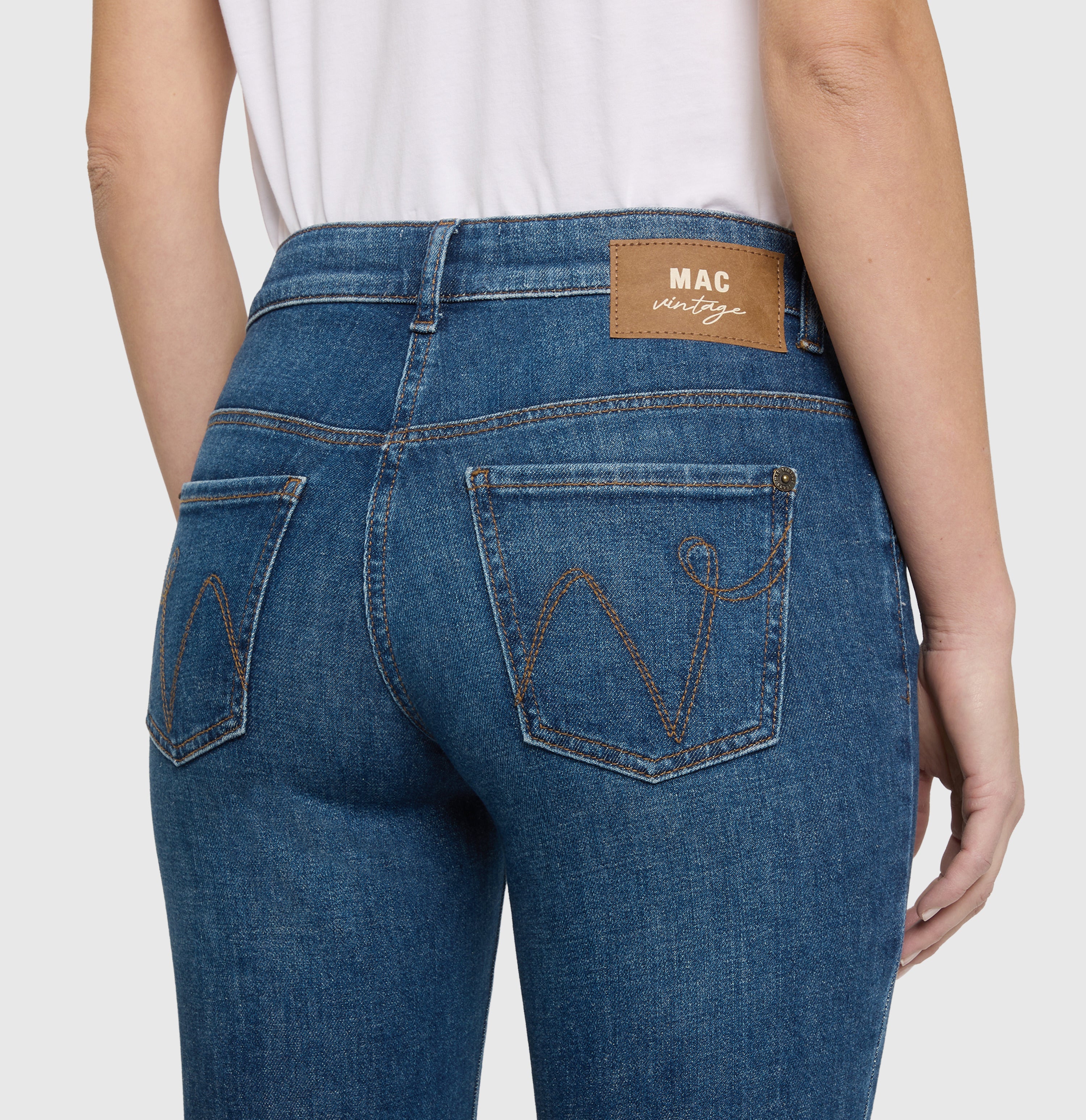 Flared jeans with modern details. | DETROIT flared | essential mid blue | Detailed view 2 of model
