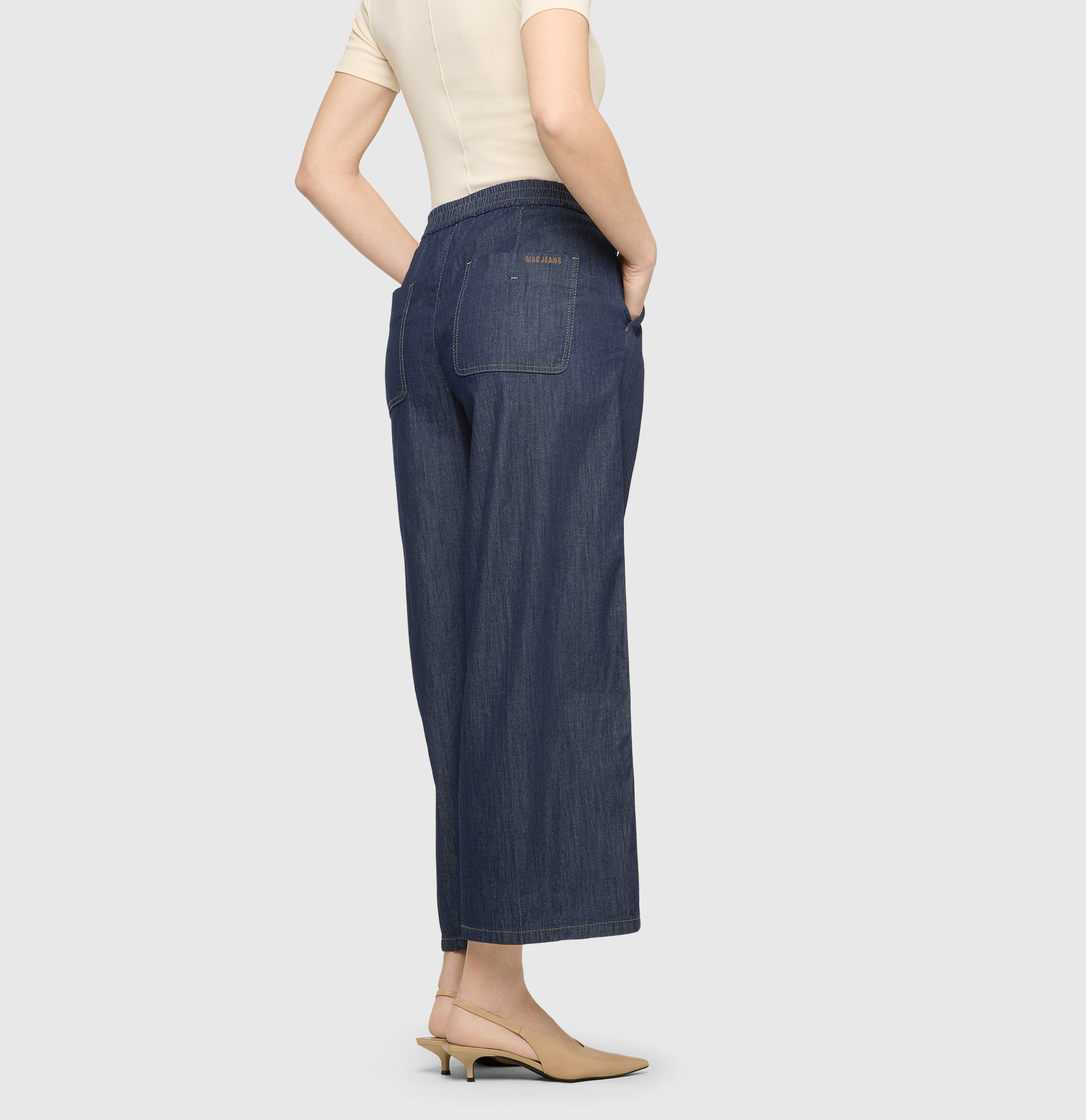 Culotte made of extra light denim. | CULOTTE pleat | fashion rinsed | Back view of model