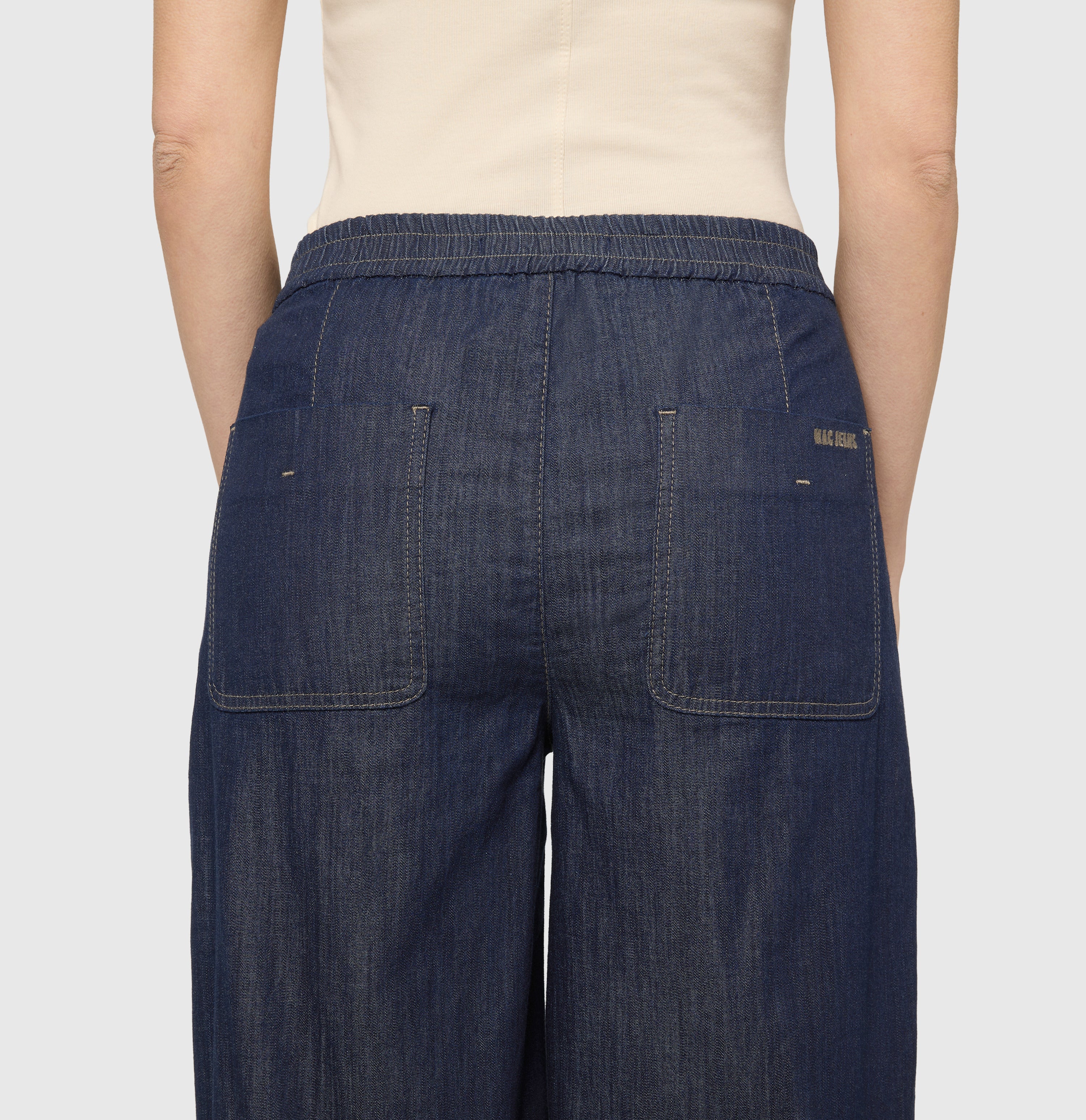 Culotte made of extra light denim. | CULOTTE pleat | fashion rinsed | Detailed view 2 of model