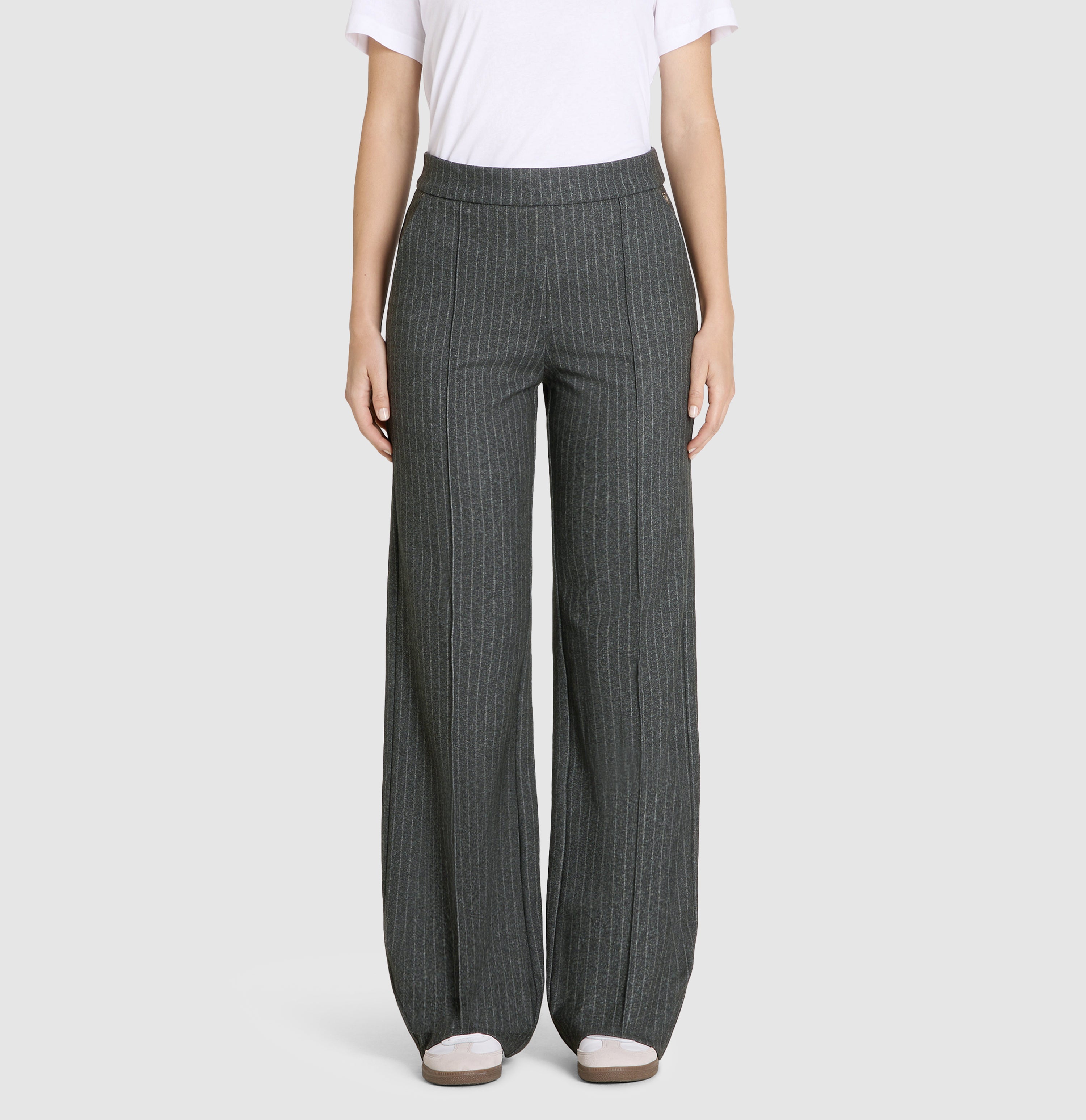 Wide jump-in trousers made of premium jersey. | CHIARA SMART | dark shadow stripes | Front view of model