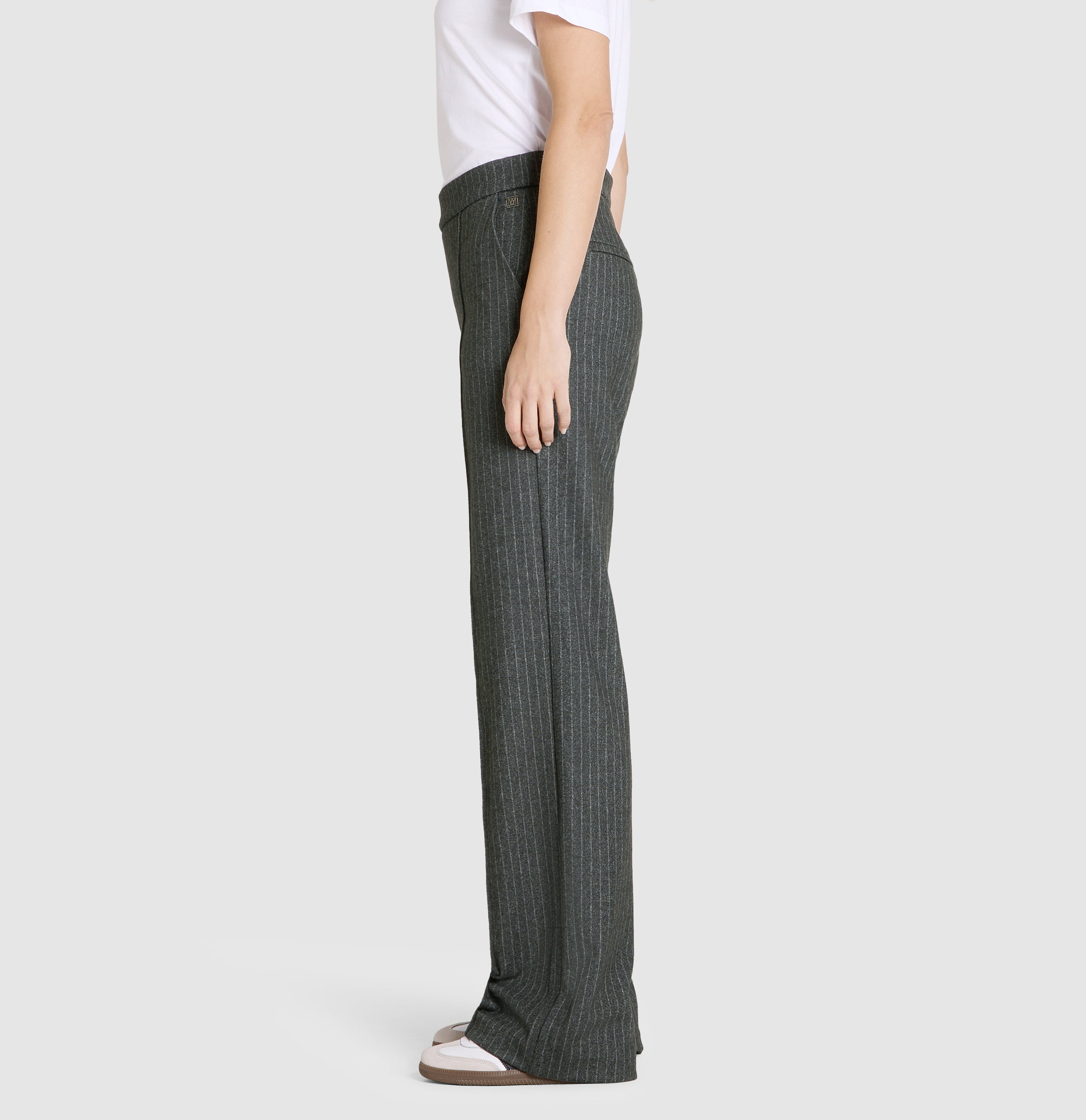 Wide jump-in trousers made of premium jersey. | CHIARA SMART | dark shadow stripes | Side view of model