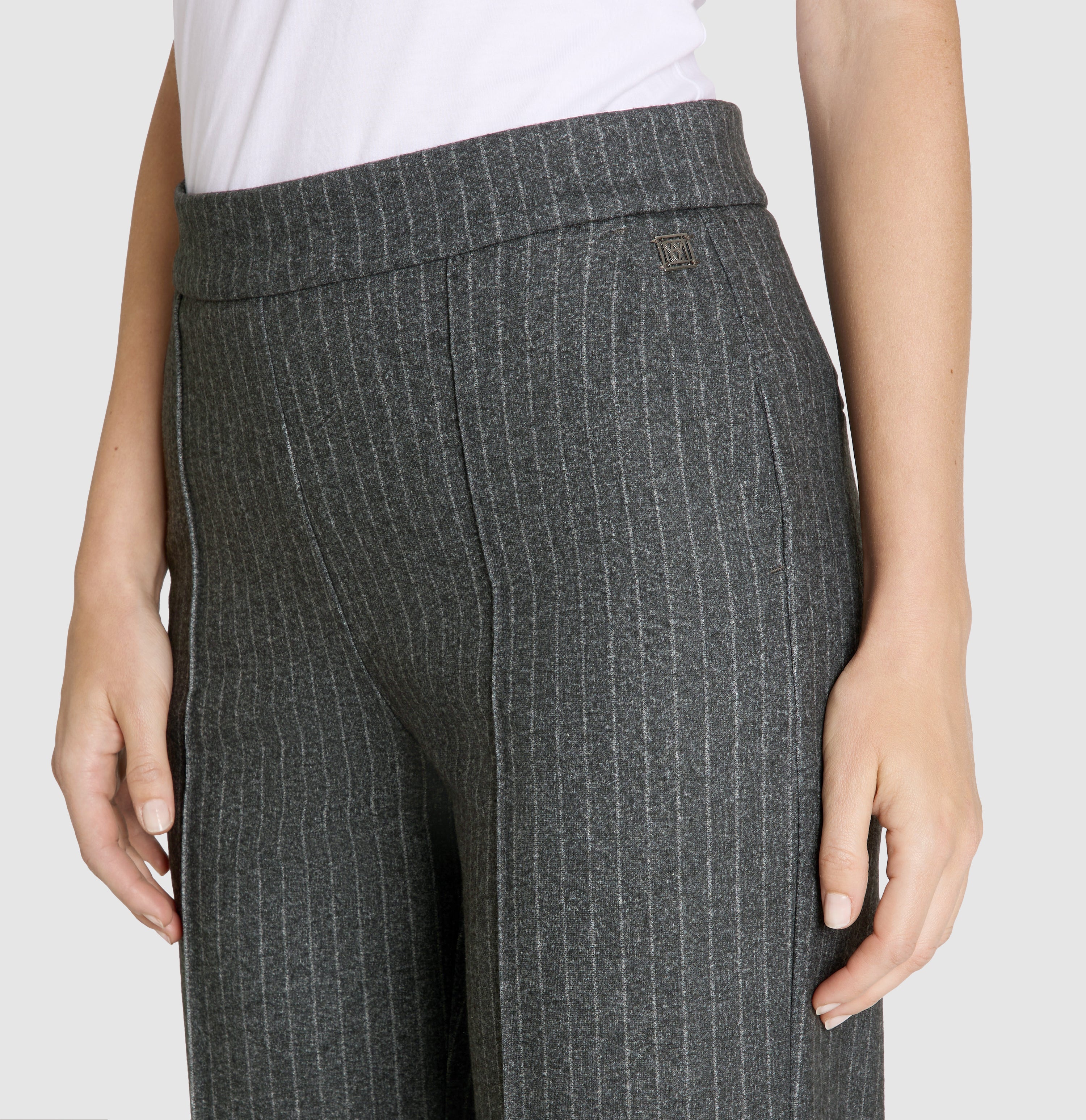 Wide jump-in trousers made of premium jersey. | CHIARA SMART | dark shadow stripes | Detailed view 3 of model