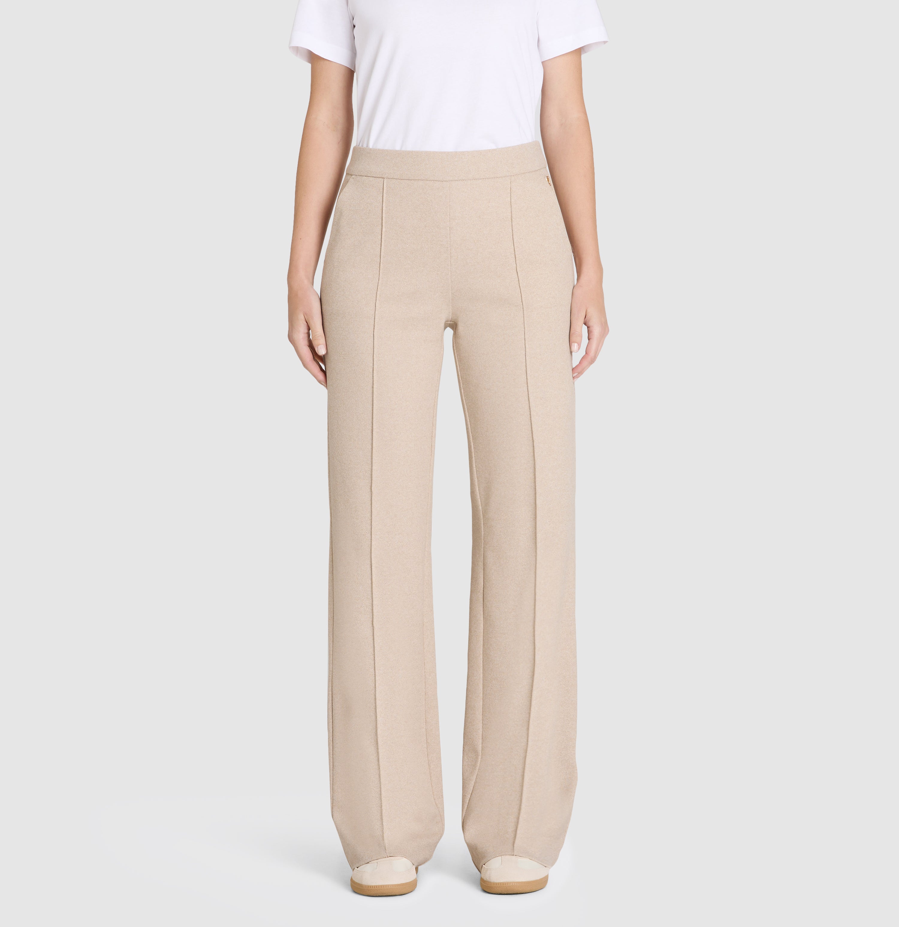 Wide jump-in trousers made of premium jersey. | CHIARA SMART | light shadow melange | Front view of model