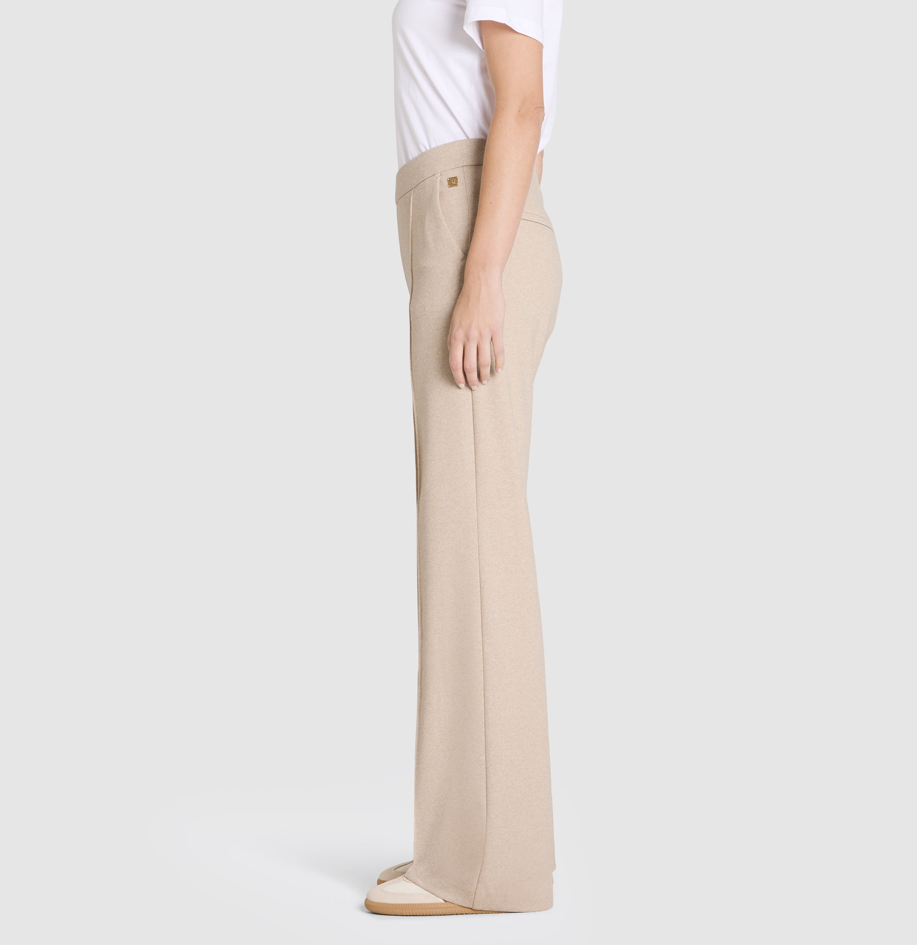 Wide jump-in trousers made of premium jersey. | CHIARA SMART | light shadow melange | Side view of model