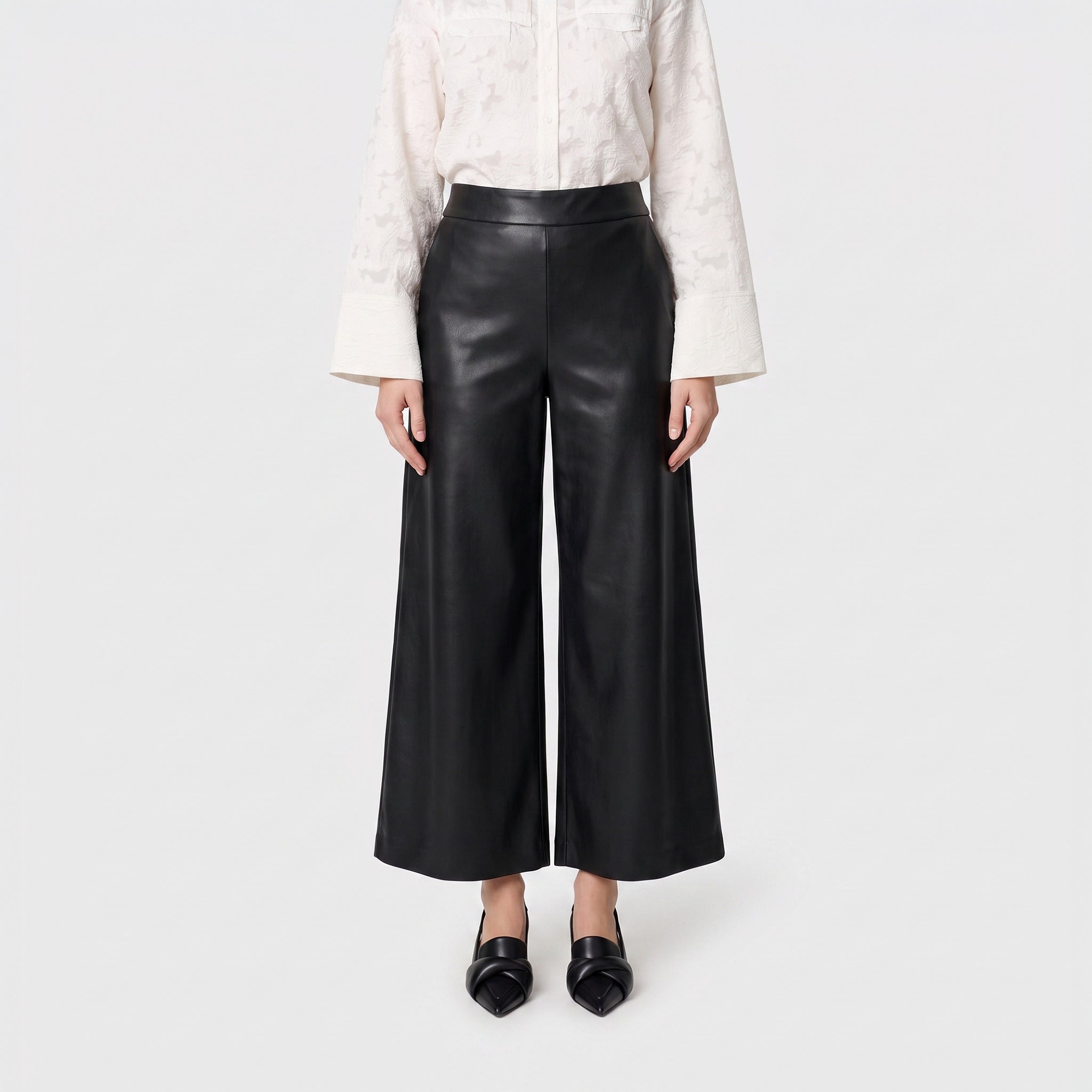 Extra wide culotte with a leather look. | CULOTTE extreme | black | Front view of model