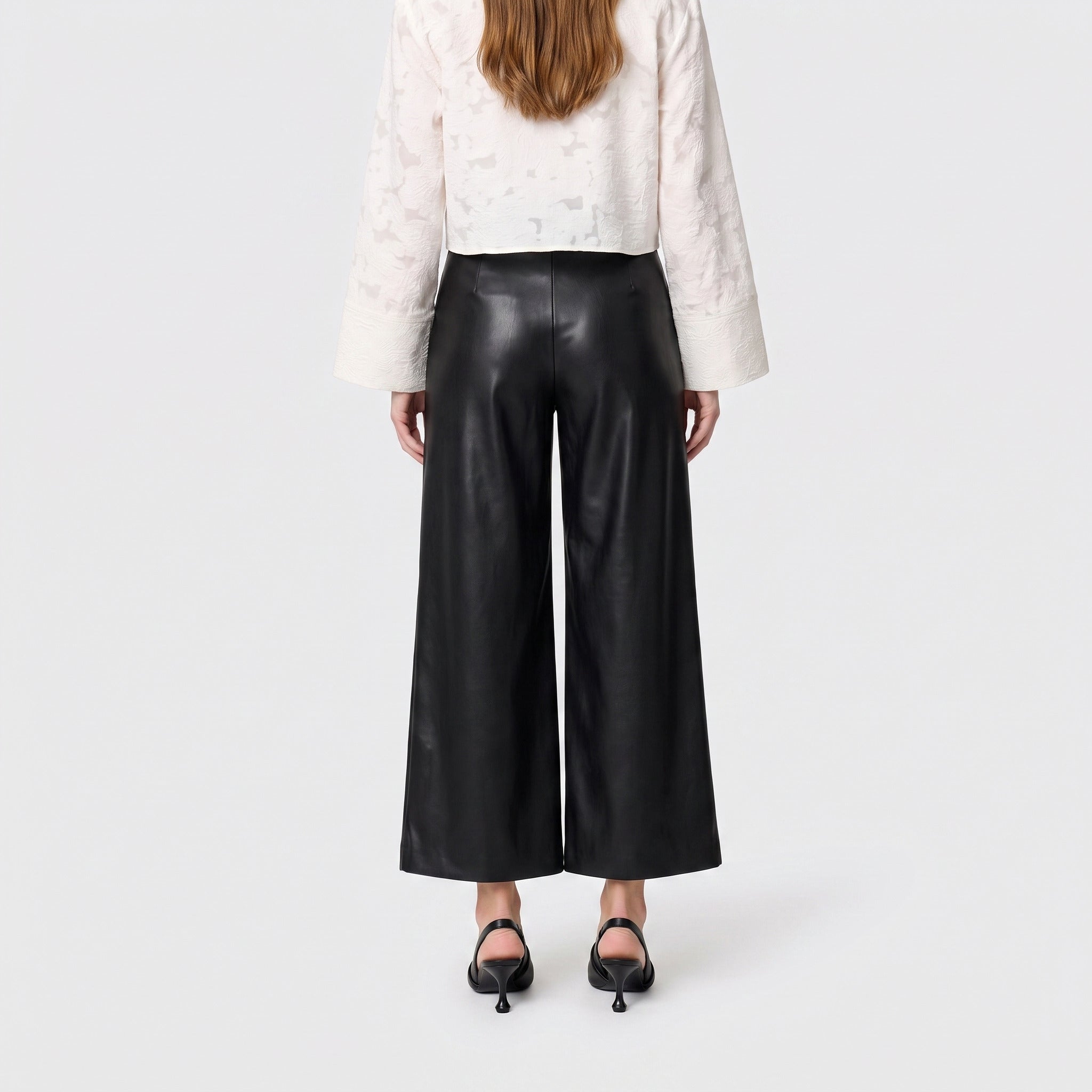 Extra wide culotte with a leather look. | CULOTTE extreme | black | Back view of model